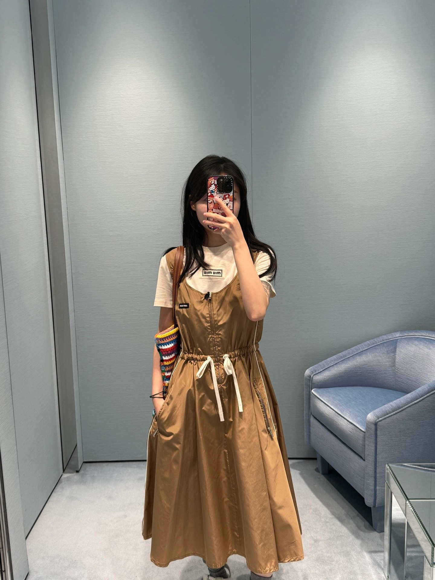 NO:332819,Miumi* 25Ss Spring and Summer New Style Logo Coffee Sleeveless Dress | Exclusive YB Development!  High-end production!  Both the zipper and the logo are particularly designed, with zippered pockets on both sides, and the waist drawstring is slimming. The sleeveless style is especially suitable for summer wear. It is especially refreshing!  A must-have dress in summer. You can wear the same coat when you are cold under the air conditioner!  S/M/L, miumiu, skirts, jackets & coats, alexander wang19860909Miumi* 25Ss春夏新款 徽标咖色无袖连衣裙丨独家yb开发！高版出品！拉链和徽标都特别有设计感 两侧有拉链口袋设计 腰间抽绳收腰显瘦 无袖款特别适合夏天穿 特别清爽！夏天必备连衣裙,在空调下冷可以穿上同款外套！现货发售S/M/L,,miumiu,skirts,jackets & coats,alexander wang,Women's clothing