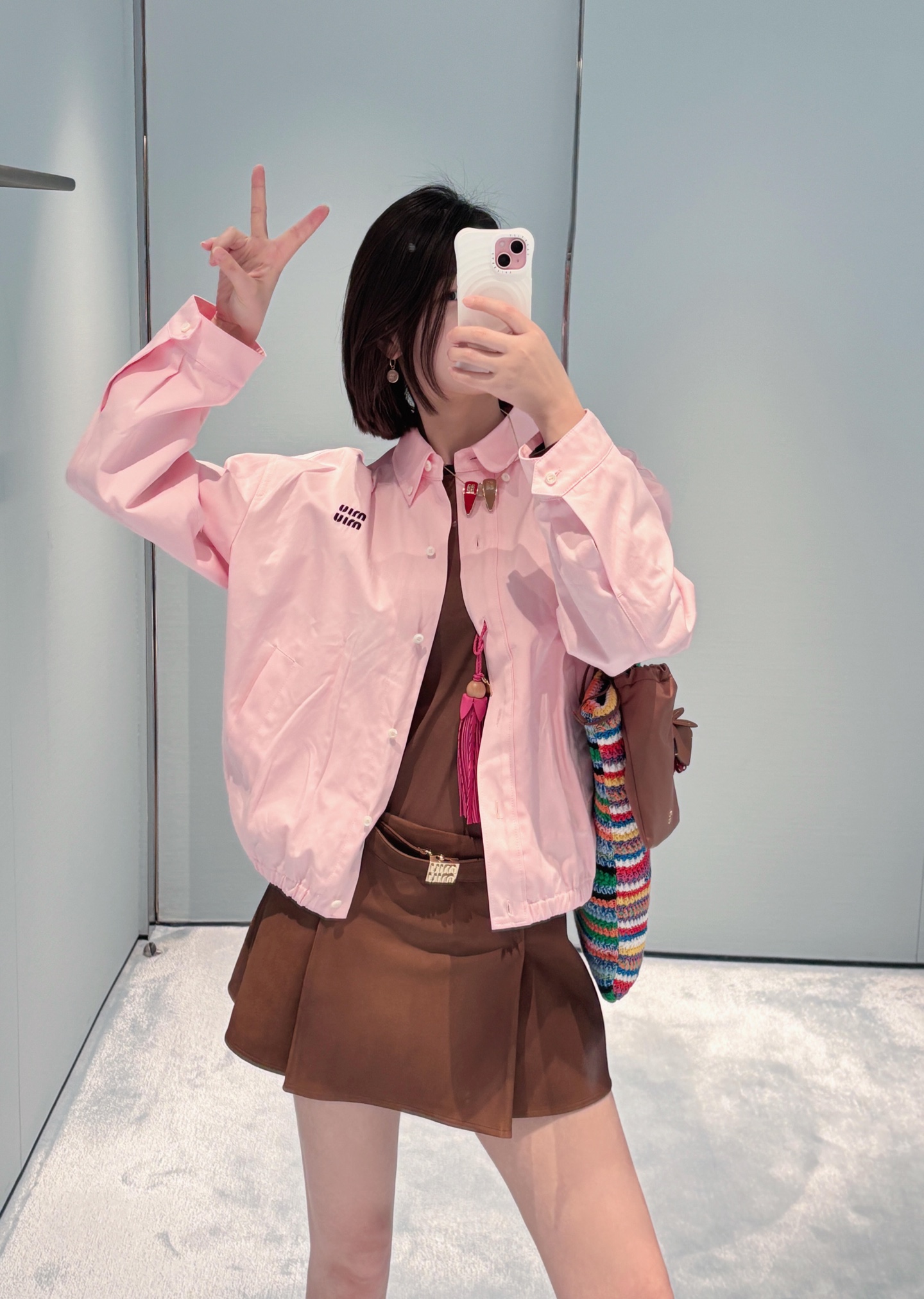 NO:332882,Miumi* 25Ss Spring and Summer New Style Intellectual shirt jacket silhouette jacket | Exclusive yb development!  High-end production!  The double-layer fabric has three-dimensional and stylish craftsmanship, the positioning embroidered letter logo embellishes simple, atmospheric, low-key and luxurious, and the imported cotton poplin shirt fabric has a super texture. The loose and casual tailoring style is versatile and not picky about people. It is a must-have for a sweet and cool girl's wardrobe. You can see the quality of workmanship and keep it yourself!  S/M/L, miumiu, jackets & coats, jackets & coats,shirts,alexander wang19860909Miumi* 25Ss春夏新款 知识分子衬衫式夹克廓形外套丨独家yb开发！高版出品！双层面布工艺立体有型,定位刺绣字母logo点缀简约大气低调奢华,进口棉府绸衬衫面料质感超赞.宽松休闲剪裁版型百搭不挑人,甜酷风时髦少女衣橱必备.做工品质自己看.强烈自留款！现货发售S/M/L,,miumiu,jackets & coats,jackets & coats,shirts,alexander wang,Women's clothing