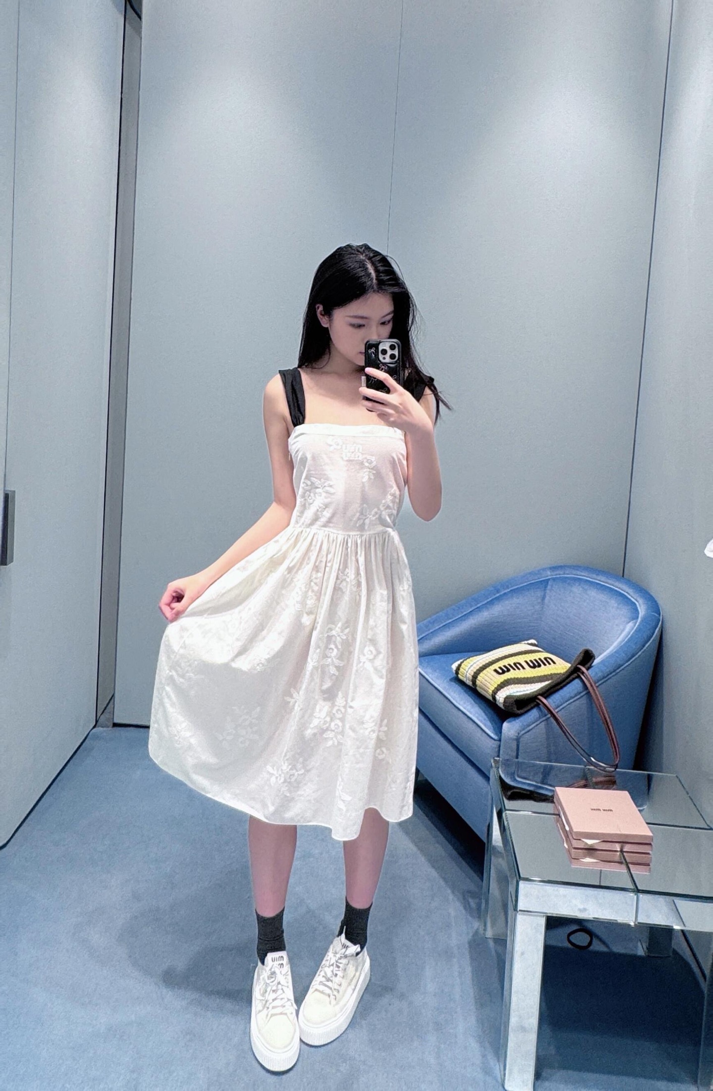 NO:333617,Miumi* 25Ss spring and summer new style heavy industry embroidered dress丨Exclusive yb development!  High-end production!  The high-quality pure cotton material is soft and comfortable, skin-friendly and breathable. It is crisp and stylish, and the skirt body is neat and smooth. The threading is adopted on the strap, which is an extremely fine handicraft, which presents a delicate and delicate effect through special needle techniques. The contrasting color wide shoulder strap design modifies the shoulder lines, increasing the stability and comfort of the wear, highlighting the sense of fashion and personality. When paired with the waist pleat, the fluffy feeling of the skirt is just right, perfectly combining elegance and playfulness!  S/M/L, miumiu, skirts, alexander wang19860909Miumi* 25Ss春夏新款 重工刺绣连衣裙丨独家yb开发！高版出品！选用高定纯棉材质,柔软舒适,亲肤透气.挺括有型,裙身线条利落流畅.抹胸处采用对丝工艺,一种极为精细的手工艺,通过特殊的针法呈现出精致细腻的效果.撞色宽肩带设计,修饰肩部线条,增加了穿着的稳定性与舒适度,凸显了时尚感与个性.搭配腰捏褶,裙摆的蓬松感恰到好处,将优雅与俏皮完美融合！现货发售S/M/L,,miumiu,skirts,alexander wang,Women's clothing