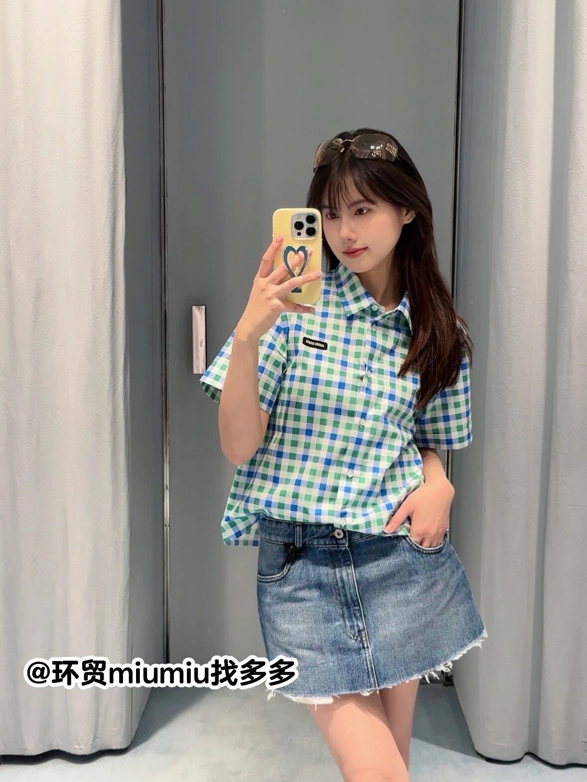 NO:333628,Miumi* 25Ss Spring and Summer New Style Logo Color Block Checked Short-Sleeve Shirt丨Exclusive YB Development!  High-end production!  The fresh and sweet plaid color combination and the short front shoulder style are full of vitality!  The plaid printing design is decorated with classic logo letters on the chest. The overall color is sweet and generous. The slightly wide-shouldered and versatile style is not picky!  Workmanship quality depends on the details. S/M/L is available in stock, miumiu,shirts,T-shirt,alexander wang19860909Miumi* 25Ss春夏新款 徽标拼色格纹短袖衬衫丨独家yb开发！高版出品！清新甜美的格纹配色搭配正肩短款版型,元气感满满！对版格纹印花设计,胸前经典徽标字母点缀,整体甜美大方,正肩微阔版型百搭不挑人！做工品质看细节.现货发售S/M/L,,miumiu,shirts,T-shirt,alexander wang,Women's clothing