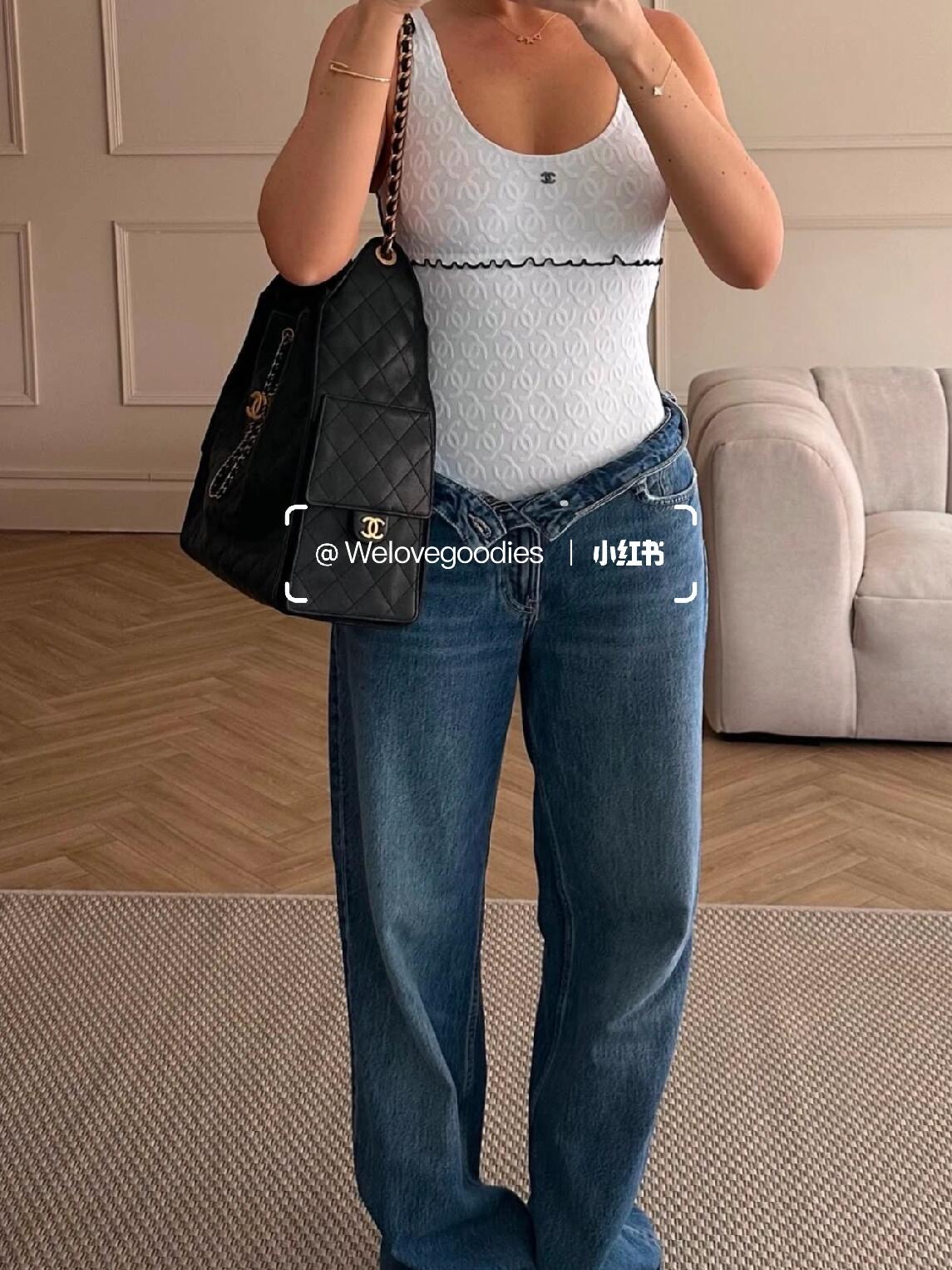 NO:333637,Chane* 25Ss spring and summer new style dark pattern jacquard classic swimsuit style jumpsuit | Exclusive yb development!  High-end production!  Jacquard process, presenting a three-dimensional concave and convex double C texture, soft and comfortable, round neck swimsuit cut, black and white contrasting colors outline the lace contour of the fungus on the lower waist side of the chest, adding exquisite tone, full-dimensional three-dimensional concave and convex texture, matched with elastic characteristics, fit the body shape and make it look slimmer. The chest is decorated with double C logo rhinestones to show the brand's tone quality and workmanship. Details are available in stock. S/M/L, chanel, swimsuits, alexander wang19860909Chane* 25Ss春夏新款 暗纹提花经典泳衣式连体衣丨独家yb开发！高版出品！提花工艺处理 呈现立体凹凸双C肌理 柔软舒适 圆领泳衣裁剪 黑白撞色勾勒胸下腰侧的木耳花边轮廓线 增添精致调性 通体立体双C凹凸肌理 搭配弹性十足的特性 贴合身型更显瘦 胸前饰以双C徽标水钻装饰 展示品牌调性做工品质看细节.现货发售S/M/L,,chanel,swimsuits,alexander wang,Women's clothing