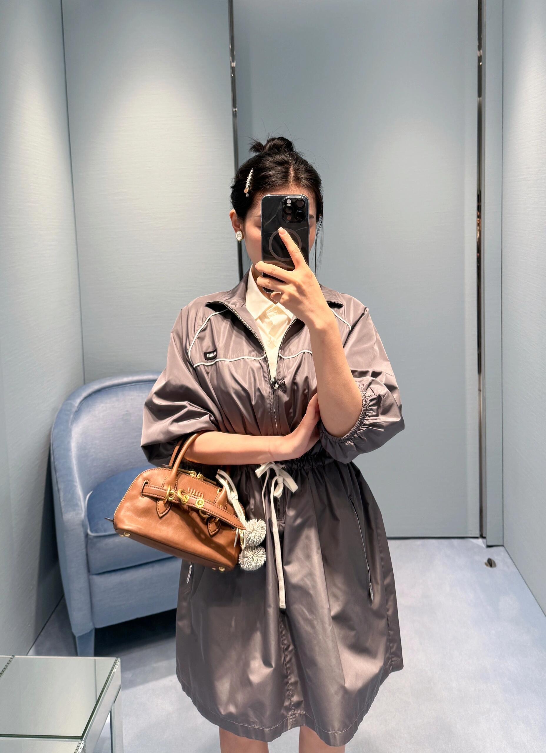 NO:333635,Miumi* 25Ss spring and summer new style micro-label stand-up collar half-zipper dress丨Exclusive yb development!  High-end production!  Imported nylon custom fabric has silk-like nylon touch, and the texture is undeniable. The elastic waist design is very inclusive to the figure!  College style nylon series, workmanship quality depends on details. S/M/L, miumiu, skirts, alexander wang is available in stock19860909Miumi* 25Ss春夏新款 微标立领半拉链连衣裙丨独家yb开发！高版出品！进口尼龙定制面料丝绸般的尼龙触感,质感没得说松紧腰设计对身材包容性极好！学院风尼龙系列 做工品质看细节.现货发售S/M/L,,miumiu,skirts,alexander wang,Women's clothing