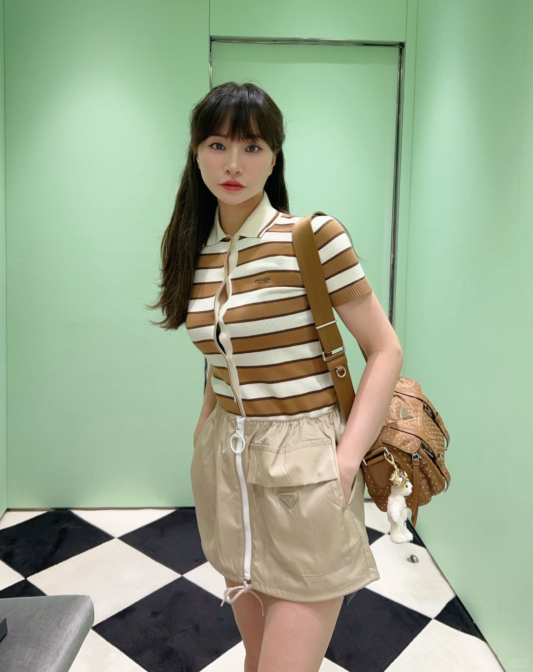 NO:333715,Prad* 25Ss spring and summer new style, Keluli style contrasting striped short-sleeved knitted cardigan丨Exclusive high-end production!  Temperament outfits, single-breasted collar, versatile, age-reducing and fashionable!  Swiss machine 18-pin process fixed dyeing pure cotton yarn fabric is delicate and comfortable!  Positioning embroidered letters, college-style girl outfit, slim fit style is not picky about people, and looks slim with big body!  S/M/L, prada, T-shirt, alexander wang19860909Prad* 25Ss春夏新款 可露丽风撞色条纹短袖针织开衫丨独家高版出品！气质穿搭领单排扣百搭减龄又时髦！瑞士机18针工艺定染纯棉纱面料细腻舒适！定位刺绣字母,学院风少女穿搭 修身版型不挑人上身巨显瘦！现货发售S/M/L,,prada,T-shirt,alexander wang,Women's clothing