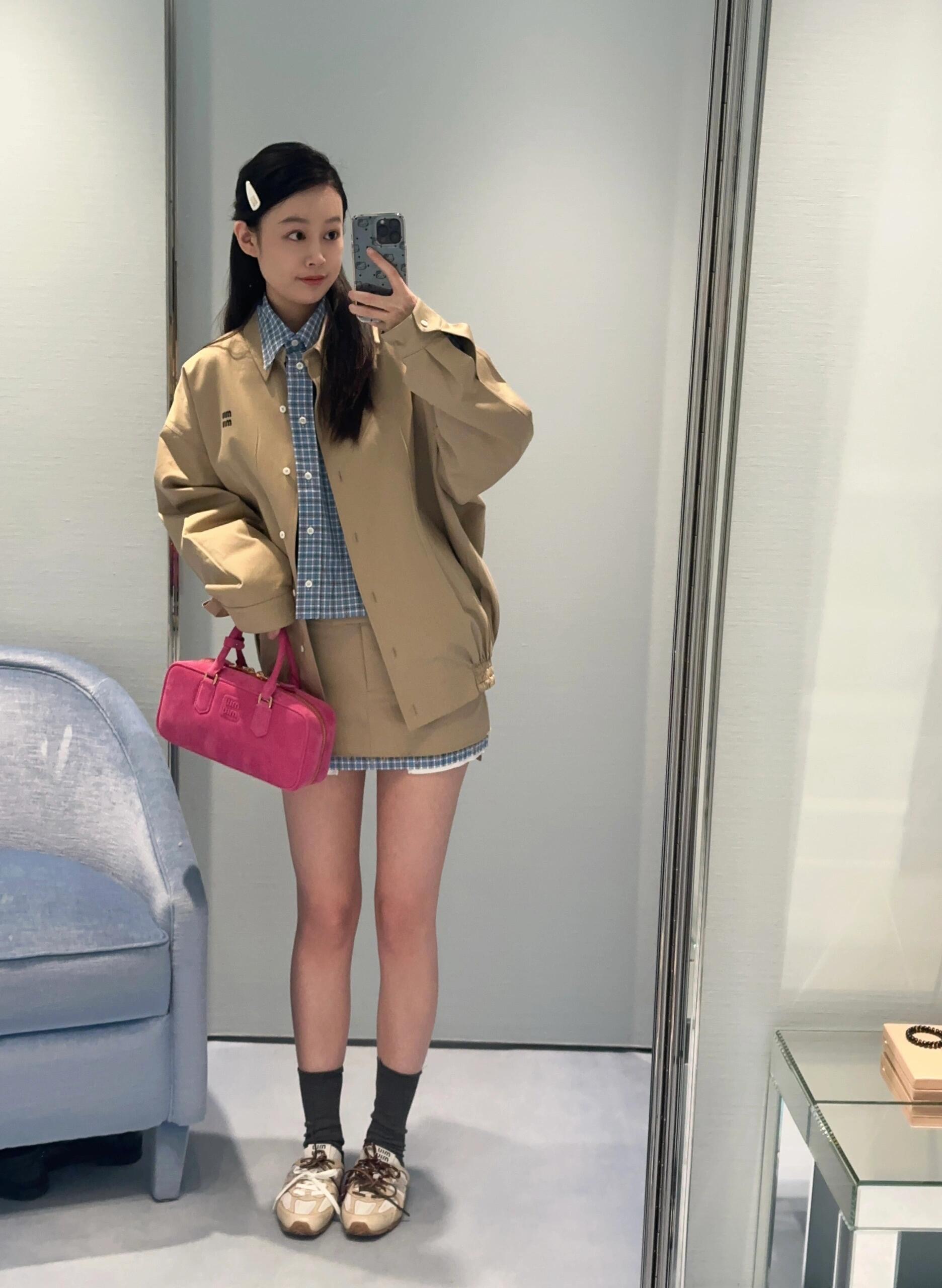 NO:333701,Miumi* 25Ss Spring and Summer New Style Coffee Shirt Jacket | Exclusive YB Development!  High-end production!  This short jacket reinterprets the logo-style buttoned poplin textured shirt, with button details on the back to play with the elements of men's shirts, showing the true meaning. With lining, long-sleeved shirt collar button closure, cuffs with straps and button-inlay bag elastic bottom embroidered logo. Perfect workmanship quality depends on the details!  S/M/L, miumiu, jackets & coats, jackets & coats,shirts,alexander wang19860909Miumi* 25Ss春夏新款 咖色衬衫夹克外套丨独家yb开发！高版出品！这款短夹克重新诠释标志款型系扣式府绸质感衬衫,背后纽扣细节玩转男装衬衫元素,昭示新意真谛.带衬里,长袖衬衫领纽扣开合,袖口配有袢带与纽扣嵌线袋弹力底边刺绣徽标.完美做工品质看细节！现货发售 S/M/L,,miumiu,jackets & coats,jackets & coats,shirts,alexander wang,Women's clothing