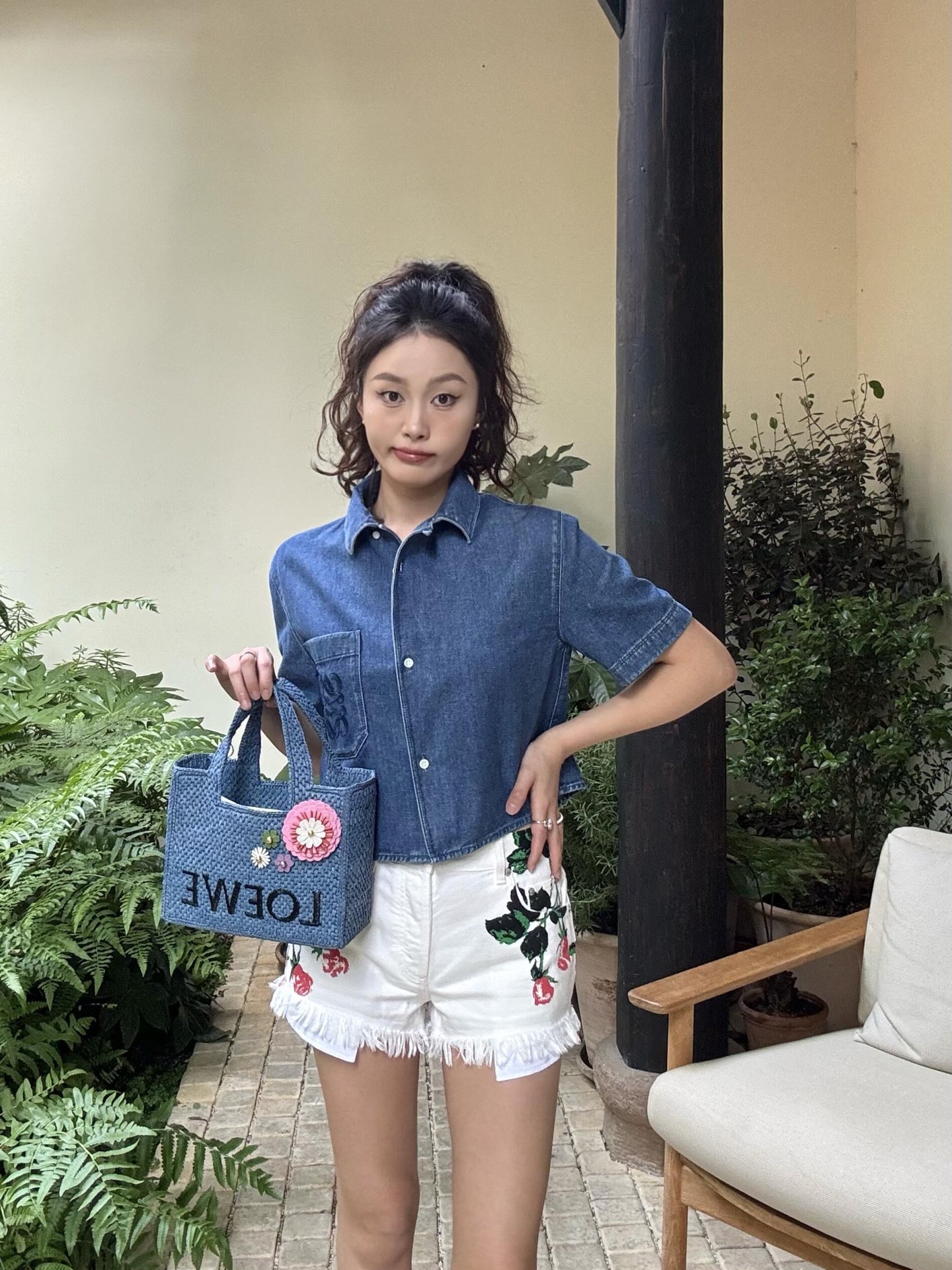 NO:333723,Loew*25Ss spring and summer new style denim blue short-sleeved shirt丨Exclusive high-end production!  Heavy industry three-dimensional toothbrush embroidered logo pocket decoration, imported denim has strong skin and active water washing technology and excellent upper body effect!  The classic short H-style style is not picky and versatile and fashionable!  It is sweet or salty and looks very slim!  Highly recommended single item!  S/M/L, loewe,shirts,T-shirt,alexander wang19860909Loew*25Ss春夏新款 丹宁牛仔蓝短袖衬衫丨独家高版出品！重工立体牙刷绣logo口袋装饰,进口牛仔筋骨感十足活性洗水工艺上身效果超赞！经典小短款H版型不挑人百搭又时髦！可甜可盐上身超显瘦！强烈推荐单品！现货发售 S/M/L,,loewe,shirts,T-shirt,alexander wang,Women's clothing