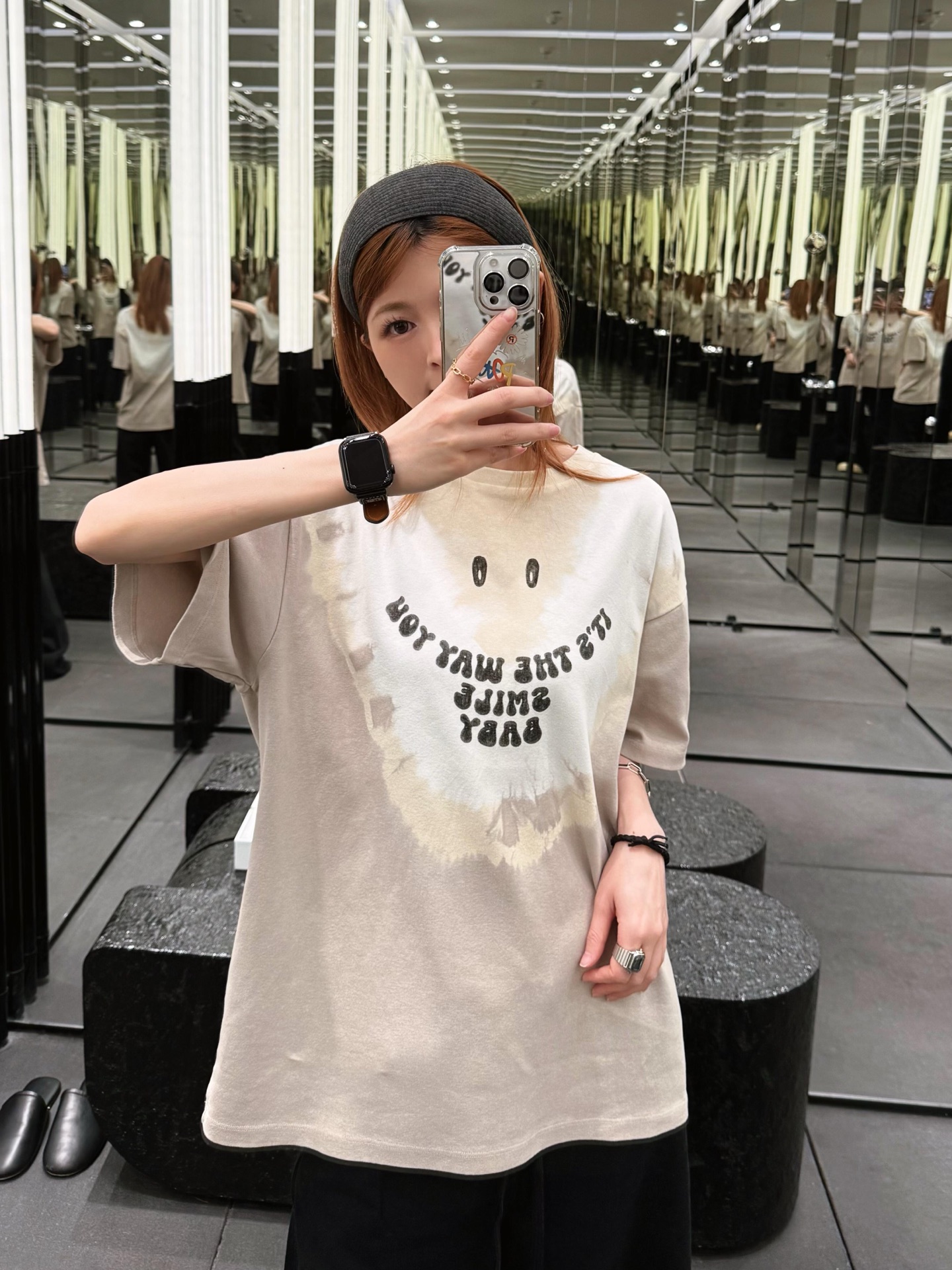 NO:333717,MaisonMargi*la 25ss Spring and Summer New Style Smile Gradient Round Neck Short Sleeve T-shirt | Exclusive YB development!  High-end production!  Loose shoulder-off T-shirt cut highlights the brand style. Made of gram-weight pure cotton. Slightly elastic. It presents a slim visual effect. The triple color on the front naturally transitions from light to dark. The V-shaped dividing line is arranged in combination with eye patterns and letters. The brand's own fashion sense is instantly presented. The old washing process is used to create a fashionable style. The inner wear is brilliant and fashionable. On sale in stock. S/M/L,,T-shirt,tees,t-shirt,alexander wang19860909MaisonMargi*la 25ss春夏新款 笑脸晕染渐变圆领短袖T恤丨独家yb开发！高版出品！宽松落肩T恤裁剪 凸显品牌格调 采用克重纯棉制成 略带有弹力 呈现显瘦视觉效果 正面三重颜色由浅至深自然过渡 呈现V字分界线排列 配合眼睛图案和字母标语 品牌自带的时尚感立现 做旧水洗工艺处理 随心打造时髦风格 单穿内搭都出彩时髦 现货发售 S/M/L,,T-shirt,tees，t-shirt,alexander wang,Women's clothing