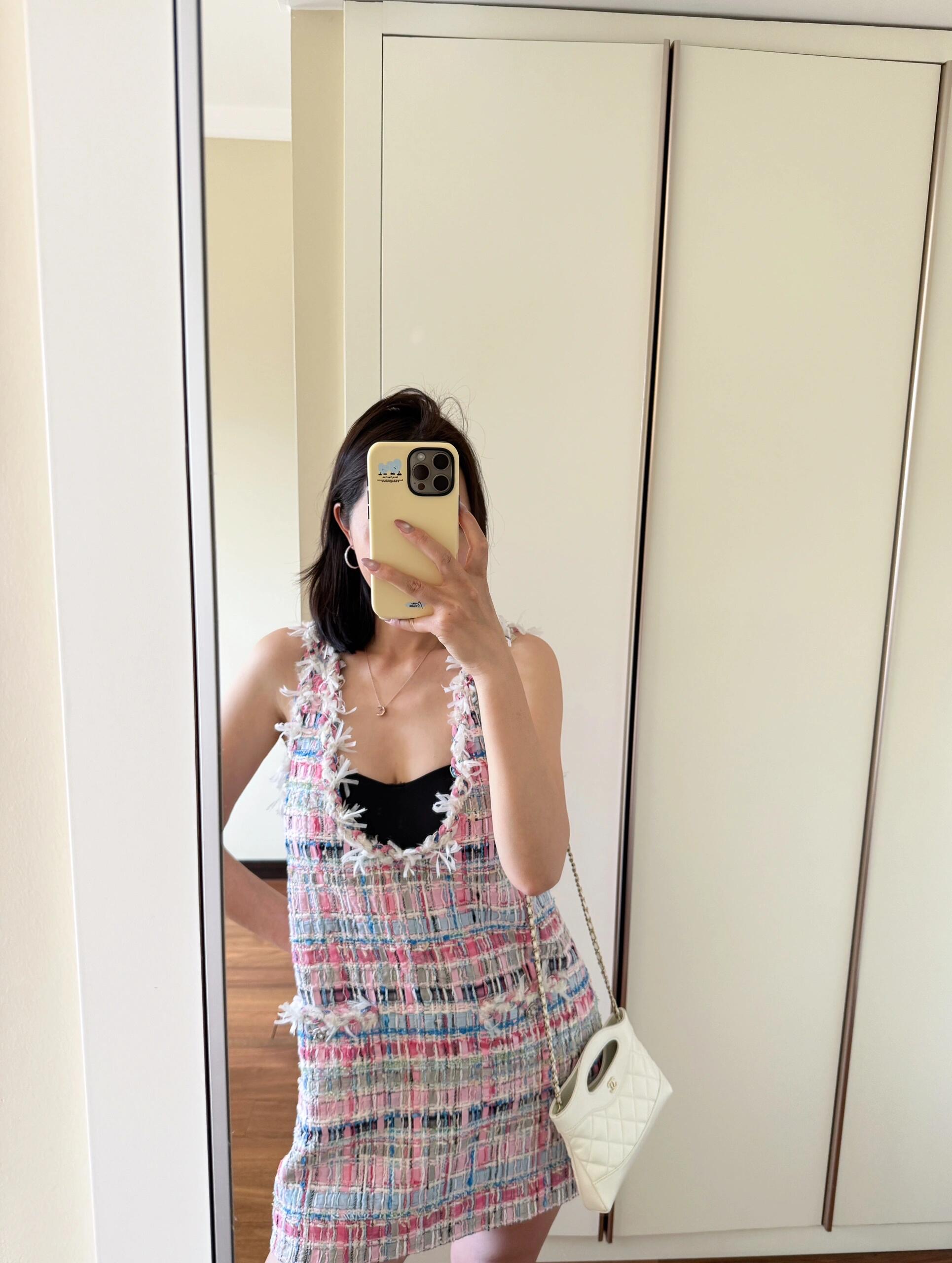 NO:333743,Chane* 25Ss Spring and Summer New Colored Braided Vest Dress丨Exclusive High Edition Production!  Exquisite diamond stitching design, color knitted through contrasting colors   colored button embellishments, the whole piece is beautiful~Every place is small details, the super white pink and purple color covers the bright girlish feeling of summer, the upper body is light and fairy-like! The must-have light styles in summer are casual and easy to create a fashionable and elegant vision. S/M/L on sale in stock, chanel, skirts, alexander wang19860909Chane* 25Ss春夏新款 彩色编织背心连衣裙丨独家高版出品！精致菱格缝线设计 彩色编织贯穿撞色 彩色纽扣点缀 整件美呆了~每一处都是小细节,超显白的粉紫色铺满了夏日的明媚少女感 上身轻盈又仙气!夏日必备的轻薄款式随性自在轻松打造时尚优雅的视觉 现货发售S/M/L,,chanel,skirts,alexander wang,Women's clothing