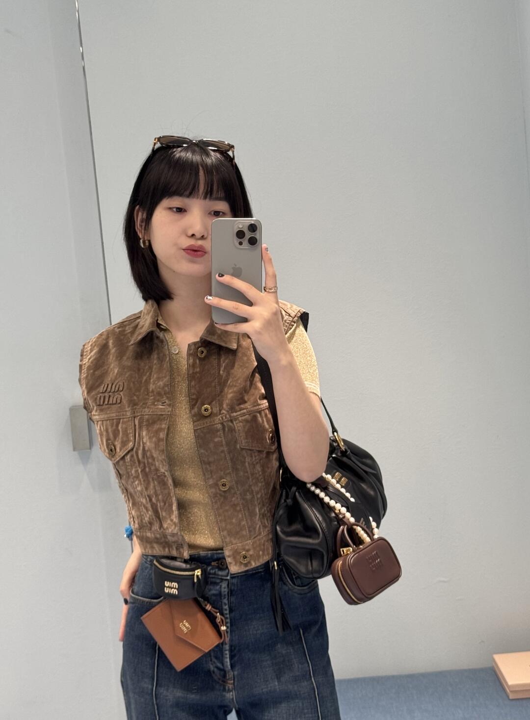 NO:334165,MiuMi* 25Ss spring and summer new style velvet denim short vest jacket | Exclusive yb development!  High-end production!  Imported velvet denim fabric. Multiple enzyme wash, retro and fashionable. The iconic three-dimensional letter logo on the chest shows the brand's trendy positioning. The upper body adds visual highlights~ The overall style is fashionable and fashionable!  Perfect workmanship quality depends on the details. S/M/L is available in stock, miumiu, jackets & coats, alexander wang19860909MiuMi* 25Ss春夏新款 丝绒牛仔短款马甲外套丨独家yb开发！高版出品！进口丝绒牛仔面料.酵素多重水洗 复古洋气 胸前标志性立体字母徽标 尽显品牌潮流定位小短款版型上身增加视觉亮点～整体时髦且洋气！完美做工品质看细节.现货发售S/M/L,,miumiu,jackets & coats,alexander wang,Women's clothing