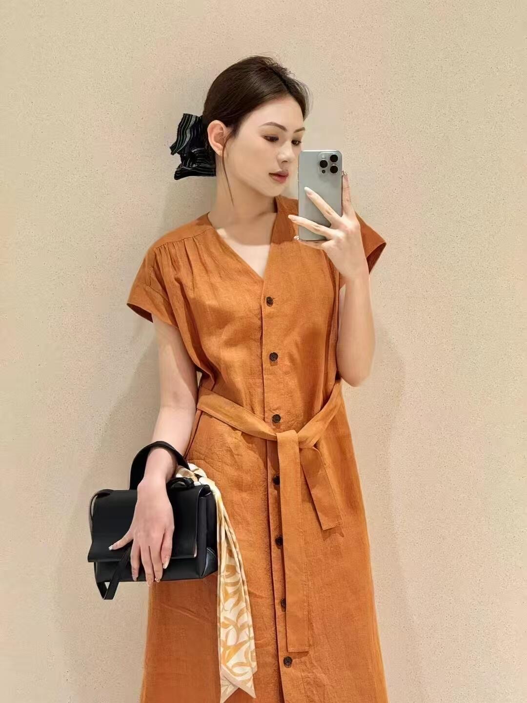 NO:334186,Icic* 25Ss spring and summer new style minimalist style long-term orange linen V-neck long skirt丨Exclusive high-end production!  The French temperament is a smart combination of wide shoulder sleeveless and broken pleats, and the classic lace-up style interprets a lazy and casual elegant item. It is capable and soft tailored with a pear-shaped figure and dressed in a dressing style!  The imported natural linen fabric has a great texture!  Perfect workmanship quality depends on details, S/M/L is available in stock, skirts, alexander wang19860909Icic* 25Ss春夏新款 极简风长期主义橘调亚麻V领长裙丨独家高版出品！法式气质宽肩无袖与碎褶的灵动结合,经典系带版型演绎慵懒随性的优雅单品.干练柔和剪裁搭配梨形身材的穿搭天菜！进口天然亚麻面料质感超赞！完美做工品质看细节,现货发售S/M/L,,skirts,alexander wang,Women's clothing