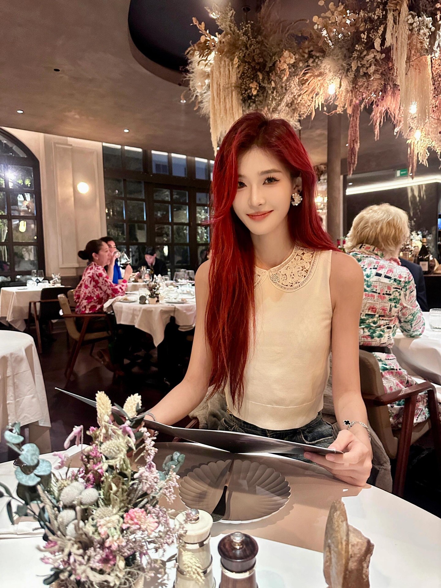 NO:335103,Celin* 25Ss spring and summer new style floral lace collar knitted vest丨Exclusive yb development!  High-end production!  Using imported worsted Yangtze yarn imported from Germany, high weaving and dense, exquisite hollow doll collar, lace embroidery splicing, a piece of clothing, seemingly simple details, full of high-end sense, many trivial craftsmanship in the production process, and exquisite embroidered neckline. The collar is made of cotton. It is comfortable to wear with close body. The texture is gentle and breathable, and it is not stuffy at all in summer. The upper body is exquisite and age-reducing. Elegant and high-end. S/M/L, celine, alexander wang19860909Celin* 25Ss春夏新款 花卉蕾丝领针织背心丨独家yb开发！高版出品！采用德国进口精纺扬子纱 高织高密,精致镂空娃娃领 蕾丝刺绣拼接 一件衣服 看似简单的细节 满满的高级感 在制作过程很多很多琐碎的工艺 再配上精致的刺绣领口 衣领采用的是棉 贴身穿很舒适 质感轻柔透气,夏天穿着一点也不闷热 上身减龄精致 优雅高级 现货发售S/M/L,,celine,alexander wang,Women's clothing