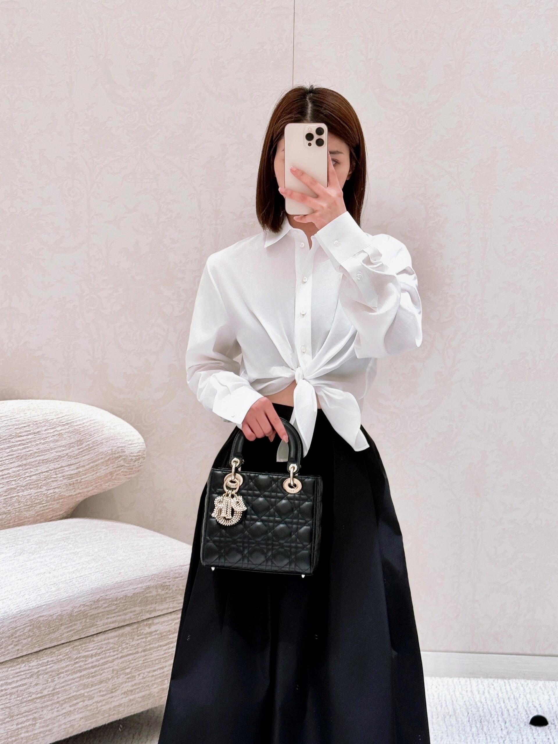 NO:335097,Dio* 25Ss spring and summer new style, short shirt with hem straps丨Exclusive yb development!  High-end production!  The short front shoulder style is matched with the rabbit ear ties. The overall shape is exquisite and elegant and a little playful~ The buttons are all made of engraved fritillar buckles, and the detail is really amazing!  Paired with pants or skirts are very comfortable to wear style ~ S/M/L, dior, skirts, shirts, alexander wang19860909Dio* 25Ss春夏新款 下摆绑带短款衬衫丨独家yb开发！高版出品！正肩短款版型搭配兔耳造型的绑带,整体造型精致大气又带点小俏皮～ 扣子都做刻字贝母扣,细节感真的绝了！搭配裤子或半裙都是非常舒适的穿搭风格～现货发售S/M/L,,dior,skirts,shirts,alexander wang,Women's clothing