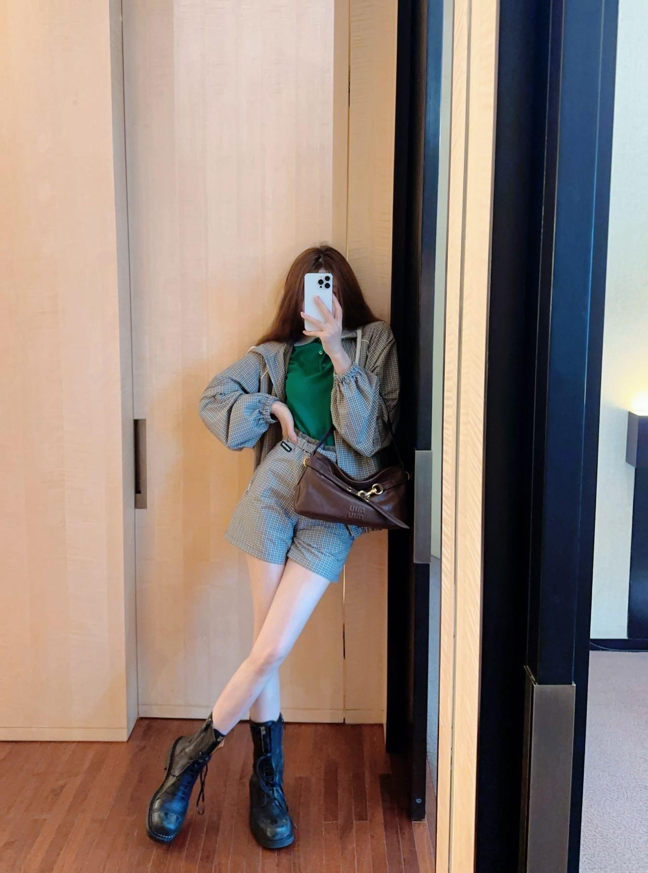 NO:335064,Miumi* 25Ss Spring and Summer New Style Retro Checkered Bouquet Waist Pleated Shorts丨Exclusive YB Development!  High-end production!  The embroidered letter logo label at the waist is low-key and luxurious, and the customized pure cotton material is soft and delicate, and the classic style makes the upper body look slimming!  It is sweet and salty, and has a girlish style that reduces age. It is versatile and not picky!  The inner lining is in line with the breathable net!  Workmanship quality depends on the details. S/M/L is available in stock, miumiu, shorts, alexander wang19860909Miumi* 25Ss春夏新款 复古格纹花束腰压褶短裤丨独家yb开发！高版出品！腰间刺绣字母logo标签低调奢华,定制纯棉材质柔软细腻质感超赞.经典版型上身巨显瘦！可甜可盐气质减龄少女风百搭不挑人！内里符合透气网！做工品质看细节.现货发售S/M/L,,miumiu,shorts,alexander wang,Women's clothing