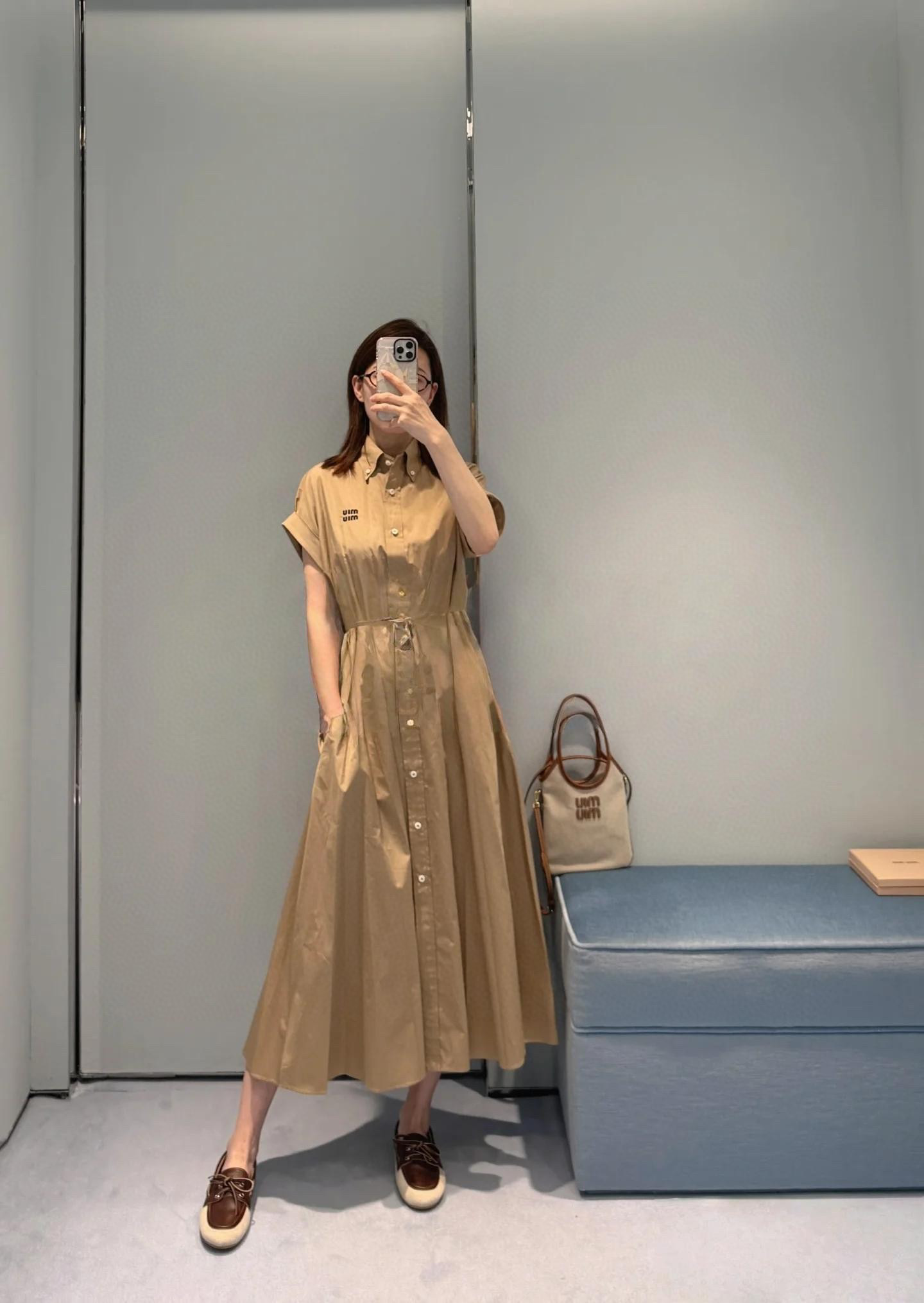 NO:335506,Miumi* 25Ss spring and summer new style intellectual college style shirt collar dress | Exclusive yb development!  High-end production!  Temperament lapel falling shoulder rolling sleeve design!  The large skirt with a waist-hugging and cool look is a pair of age-reducing outfits. It doesn’t pick on people and looks slim on the upper body!  The imported pure cotton fabric has a great texture!  The three-dimensional tailoring process is perfect for the workmanship quality and the details are found!  S/M/L, miumiu, skirts, shirts, alexander wang19860909Miumi* 25Ss春夏新款 知性分子学院风衬衫领连衣裙丨独家yb开发！高版出品！气质翻领落肩卷袖设计！打揽收腰大裙摆甜酷兼备减龄穿搭.不挑人版型上身巨显瘦！进口纯棉面料质感超赞！立体剪裁工艺完美做工品质看细节！现货发售S/M/L,,miumiu,skirts,shirts,alexander wang,Women's clothing