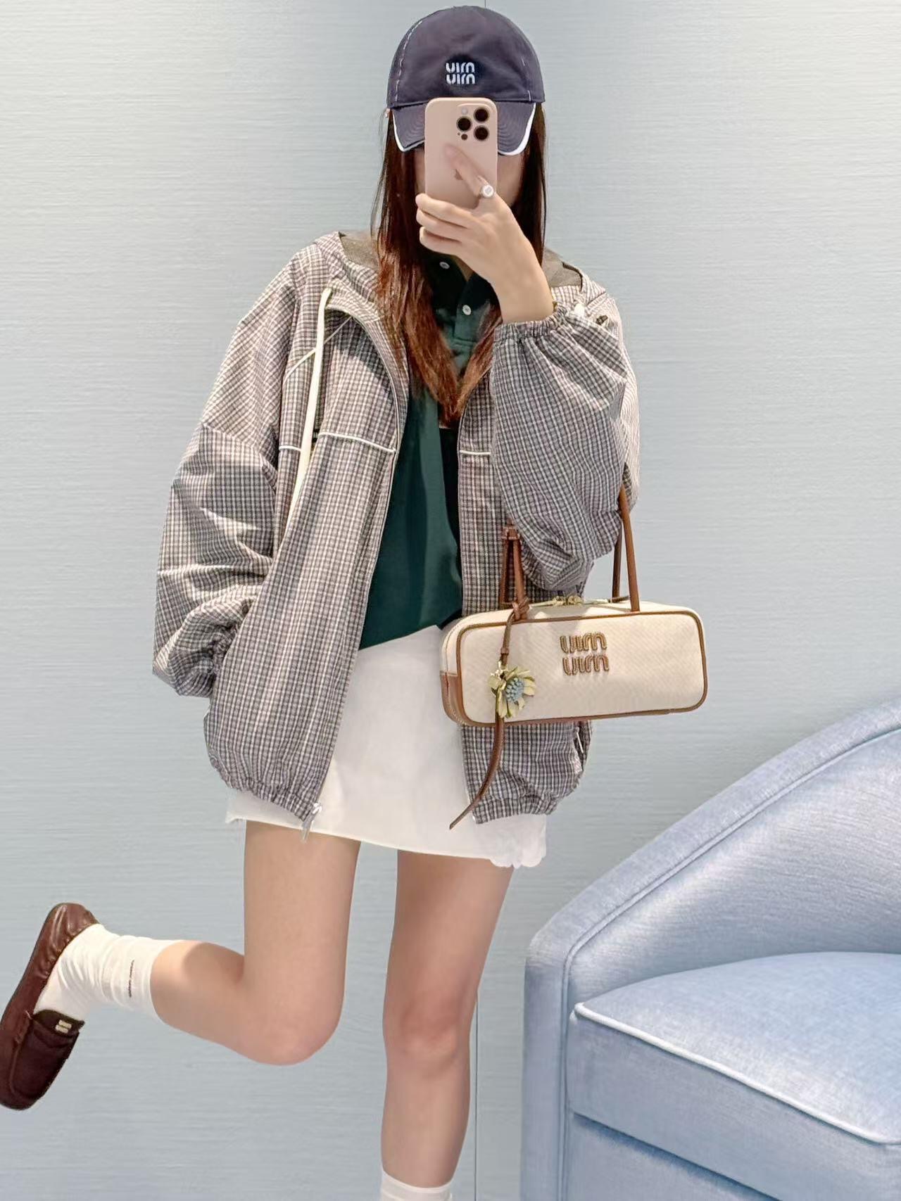 NO:335502,Miumi* 25Ss spring and summer new style intellectual molecule fixed plaid design windbreaker jacket丨Exclusive yb development!  High-end production!  The same loose style for men and women, the sweet girl’s age-reducing sports girl’s hooded jacket is amazing!  The high-end color scheme is handsome and cool, and the customized fabric has a great texture. It can be sweet and salty, and the temperament is age-reducing and girlish style is versatile and not picky!  Perfect workmanship quality depends on the details. S/M/L is available in stock, miumiu, jackets & coats, hats, alexander wang19860909Miumi* 25Ss春夏新款 知性分子定织格纹设计风衣外套丨独家yb开发！高版出品！男女同款宽松版型 甜妹减龄运动少女连帽外套上身绝绝子！高级配色帅气又拉风,定制面料质感超赞.可甜可盐气质减龄少女风百搭不挑人！完美做工品质看细节.现货发售S/M/L,,miumiu,jackets & coats,hats,alexander wang,Women's clothing