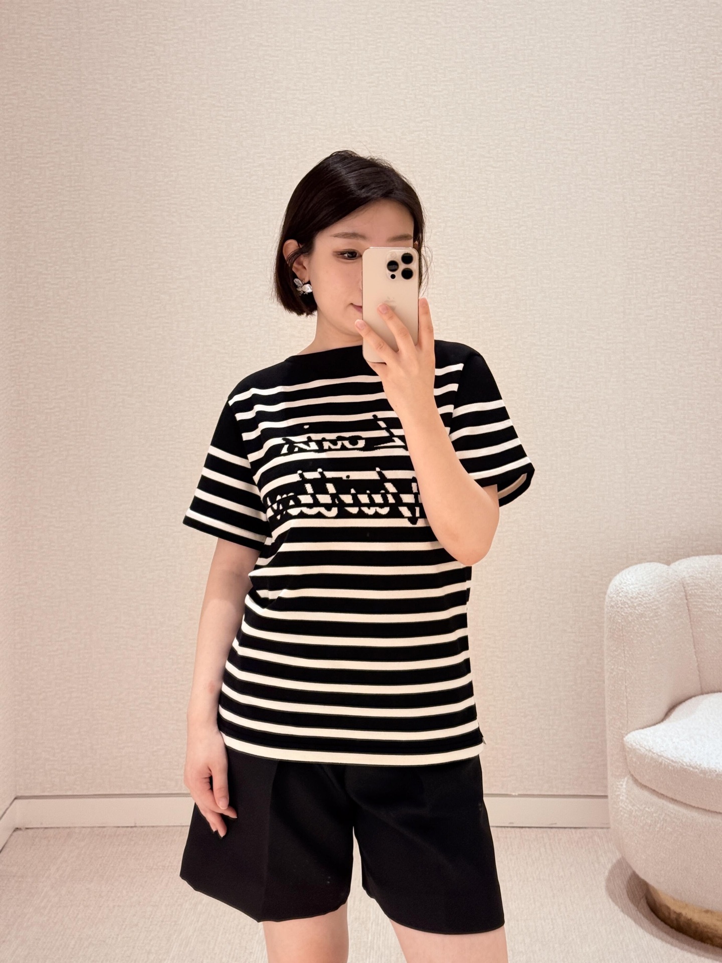 NO:335485,Louis Vuitton 25Ss Spring and Summer New Style Contrast Striped Letter Jacquard Knitted Short Sleeve Top | Exclusive YB Development!  High-end production!  This knitted T-shirt is made of soft blended material and uses striped knitted texture to interpret modern sailing style elegant flat collar illuminating casual straight body style reverse color stripes cleverly construct handwritten logo. Perfect workmanship quality depends on details. S/M/L is available in stock, louis vuitton, T-shirt,tees, t-shirt,alexander wang19860909Louis Vuitton 25Ss春夏新款 撞色条纹字母提花针织短袖上衣丨独家yb开发！高版出品！本款针织T恤取材柔软混纺以条纹针织肌理演绎摩登航海风尚优雅平领点亮休闲直身版型反色条纹巧妙构筑手写体标识 完美做工品质看细节.现货发售S/M/L,,louis vuitton,T-shirt,tees，t-shirt,alexander wang,Women's clothing