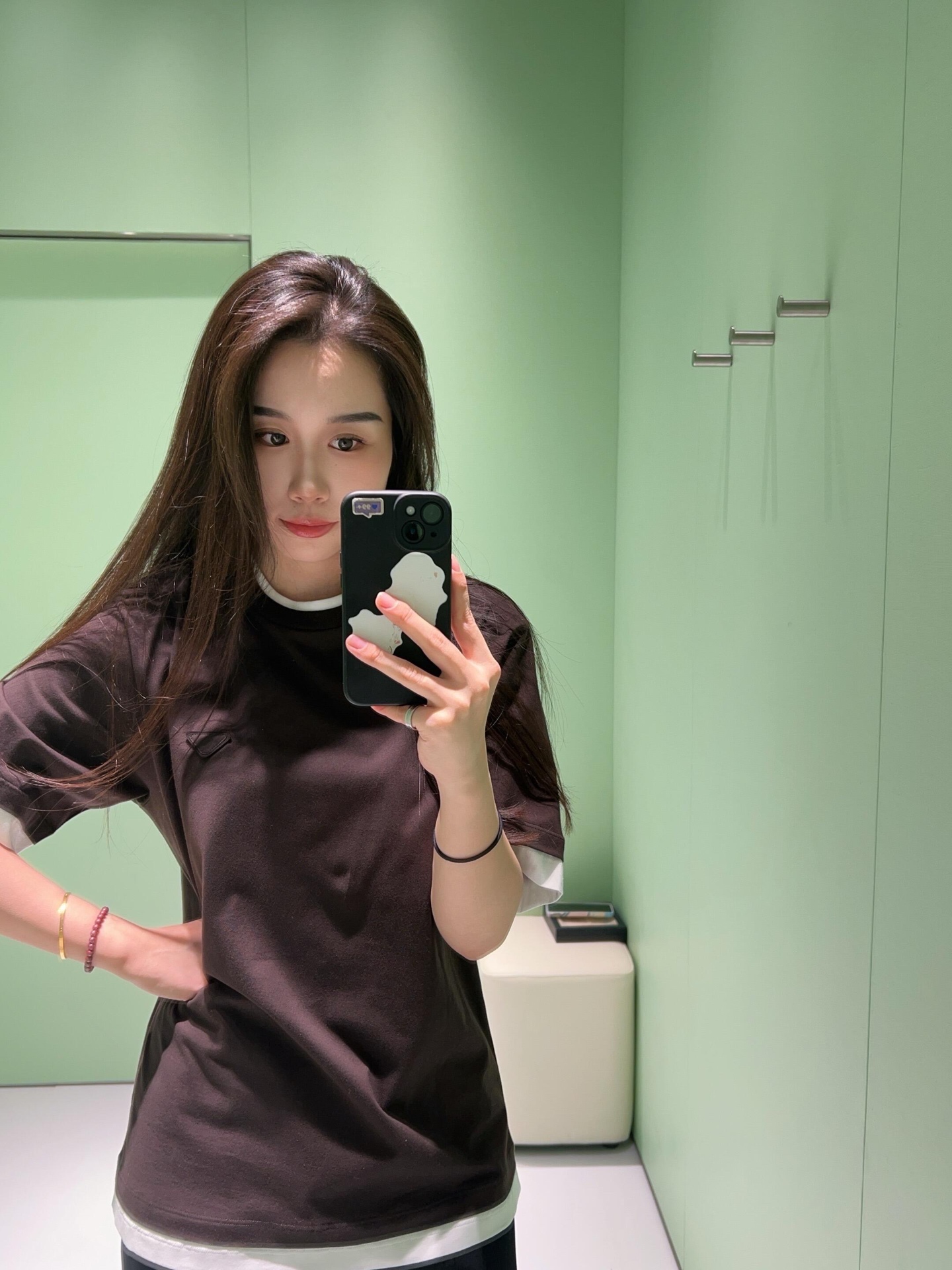 NO:335477,Prad* 25Ss spring and summer new style, triangle contrast color fake two-piece short-sleeved T-shirt丨Exclusive yb development!  High-end production!  ovsize style, minimalist, detailed, low-key and stylish, with a double-layered triangle badge on the left chest, low-key but high recognition. The H-shaped vertical cut silhouette is just right, giving the right amount of laziness, and it is very good to wear it alone or as a mix and layer. S/M/L is available in stock, prada, T-shirt, tees, t-shirt, alexander wang19860909Prad* 25Ss春夏新款 三角标撞色假两件短袖T恤丨独家yb开发！高版出品！ovsize版型,极简,细节到位,低调且有品,左胸前双层贴布的三角徽章,低调但高识别度.H型的立裁廓形,松量拿捏正好,给予恰到好处的慵懒感,单穿或作为混搭叠穿相当出彩.现货发售S/M/L,,prada,T-shirt,tees，t-shirt,alexander wang,Women's clothing