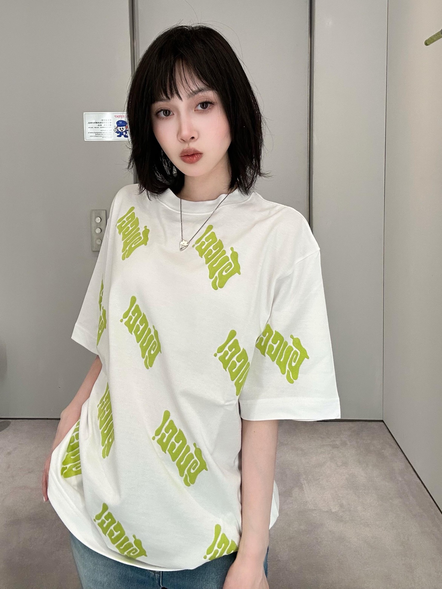 NO:335486,Gucc* 25Ss Spring and Summer New Style Letter Embroidered Round Neck Short Sleeve T-shirt丨Exclusive High-end Production!  Oversized loose T-shirt cut highlights the brand style. Made of gram-weight pure cotton. Slightly elastic. It presents a slim visual effect. The whole logo depicts. The letters in all directions collide with each other. The art style of paint paintings is depicted. The playful and fashionable feeling is revealed. The jumping color scheme creates a personal style. The outfit is playful and age-reducing. The inner wear is brilliant and fashionable. S/M/L is available in stock. S/M/L, gucci, versace, T-shirt, tees, t-shirt, alexander wang19860909Gucc* 25Ss春夏新款 字母刺绣圆领短袖T恤丨独家高版出品！Oversized宽松T恤裁剪 凸显品牌格调 采用克重纯棉制成 略带有弹力 呈现显瘦视觉效果 通体logo描绘 全方位不规则分布的字母互相碰撞 以漆画艺术风格描绘 俏皮时尚感立现 跳跃配色打造个性风格 穿搭俏皮减龄 单穿内搭都出彩时髦 现货发售S/M/L,,gucci,versace,T-shirt,tees，t-shirt,alexander wang,Women's clothing