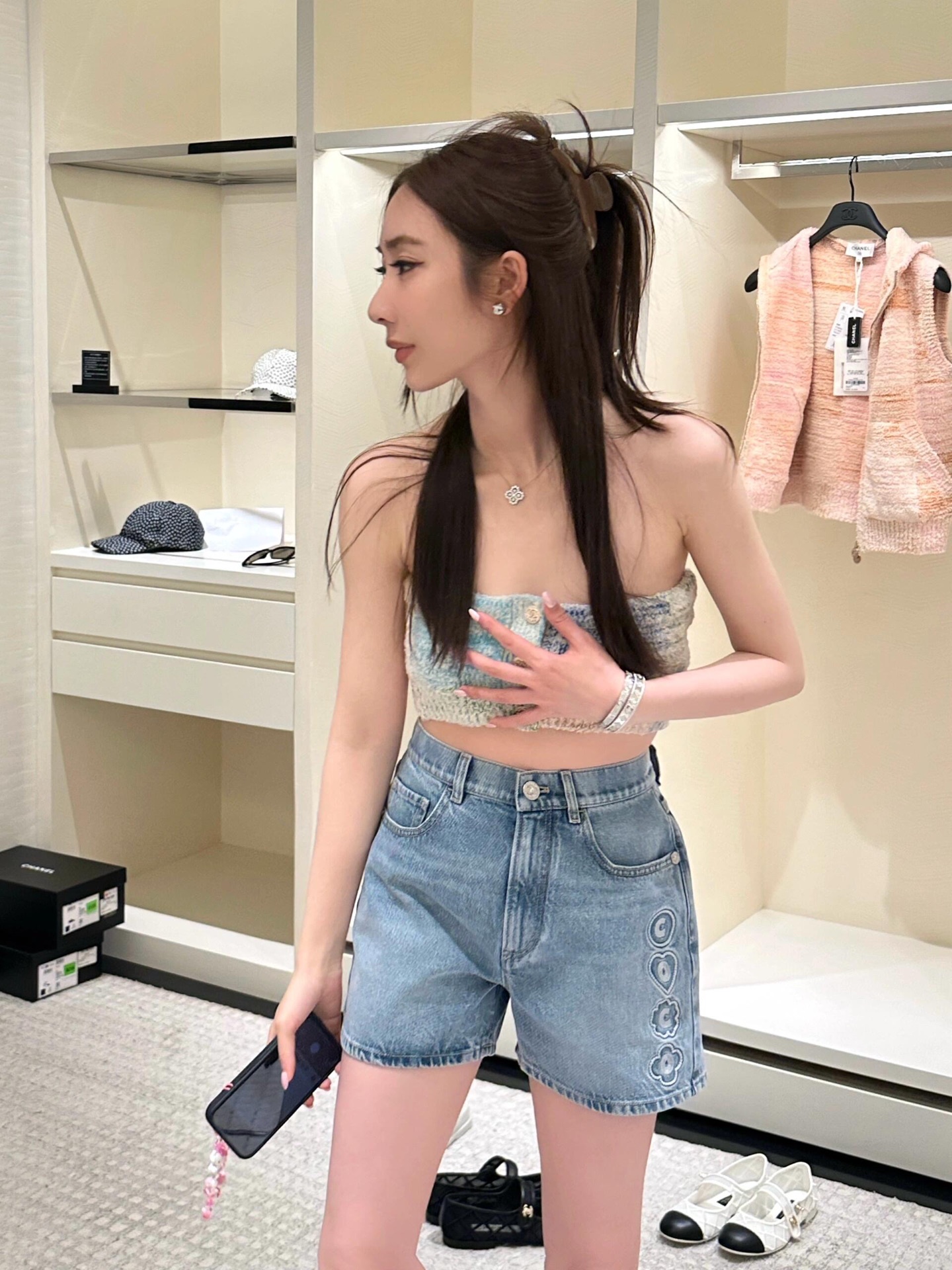 NO:335711,Chane* 25M spring and summer new style beach series letter embroidered denim shorts | Exclusive yb development!  High-end production!  Heavy craft washing fabric is soft and comfortable, delicate and has a delicate touch. The upper body has no sense of restraint and perfectly fits the body shape, which not only shows the smooth line feel, but also cleverly modifys the body proportions. The side heavy-duty embroidery pattern embellishments are exquisite and luxurious, both for daily travel and commuting, and can be easily matched. S/M/L is available in stock, chanel, shorts, alexander wang19860909Chane* 25M春夏新款 沙滩系列字母刺绣牛仔短裤丨独家yb开发！高版出品！重工艺洗水面料柔软舒适 触感细腻 上身毫无束缚感剪裁完美贴合身形,既展现了流畅的线条感,又巧妙地修饰了身材比例 侧面重工刺绣图案点缀 精致奢华不论是日常出行还是通勤都能轻松驾驭搭配 现货发售S/M/L,,chanel,shorts,alexander wang,Women's clothing