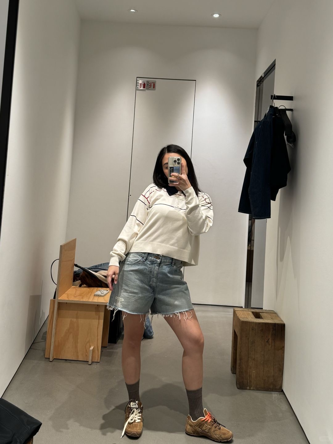 NO:335703,Celin* 25Ss spring and summer new logo embroidered lace-edged ripped denim shorts丨Exclusive yb development!  High-end production!  Classic mid-high waist hot pants!  Goddess must enter, retro washing whisker edge design with long legs full of wind!  Imported pure cotton high-density twill denim fabric has a great texture!  The handmade wool edge craftsmanship is simple, rough and versatile, and it is a fashionable street-fried artifact!  Unlimited style to stretch your legs!  The upper body looks slim!  Customized full set of hardware accessories, workmanship quality depends on the details!  S/M/L, celine, shorts, alexander wang19860909Celin* 25Ss春夏新款 logo刺绣毛边破洞牛仔短裤丨独家yb开发！高版出品！经典中高腰热裤！女神必入,复古洗水毛须边设计大长腿满风！进口纯棉高密度斜纹牛仔面料质感超赞！手工毛须边工艺简单粗暴百搭,高街时髦炸街神器！版型无限拉大长腿！上身巨显瘦！定制全套五金配件做工品质看细节！现货发售S/M/L,,celine,shorts,alexander wang,Women's clothing