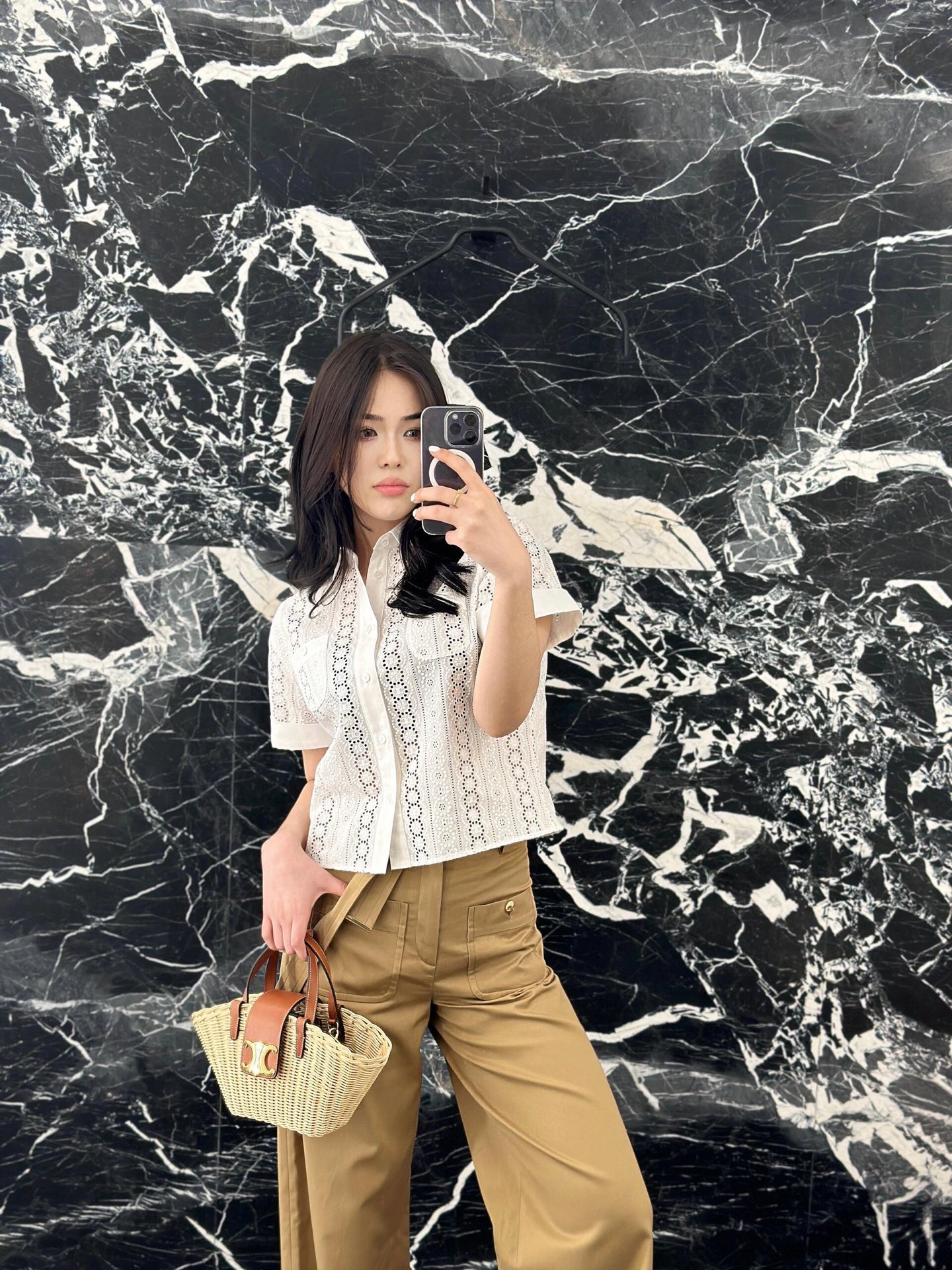 NO:335715,Celin* 25Ss Spring and Summer New Style Retro Jacquard Hollow Short Sleeve Shirt丨Exclusive High Edition Production!  Twill cotton material, full texture, presenting a positioned embroidered hollow pattern Arc de Triomphe totem logo, more conspicuous and high-end illuminating details, low-key highlighting the brand style, short style optimized proportion, more casual texture, simple and high-end hollow and light feeling, fashionable and fashionable outfit, can be worn all seasons, single-wear layered and layered are available in stock, S/M/L, celine,shirts, T-shirt, alexander wang19860909Celin* 25Ss春夏新款 复古提花镂空短袖衬衫丨独家高版出品！斜纹全棉材质 质感十足 呈现出定位刺绣镂空花纹凯旋门图腾徽标 更显眼高级点亮细节 低调彰显品牌风格 短款版型优化比例 质感更为休闲 简约高级 镂空轻盈感十足 穿搭时髦洋气 四季皆可穿搭 单穿叠穿都现货发售S/M/L,,celine,shirts,T-shirt,alexander wang,Women's clothing