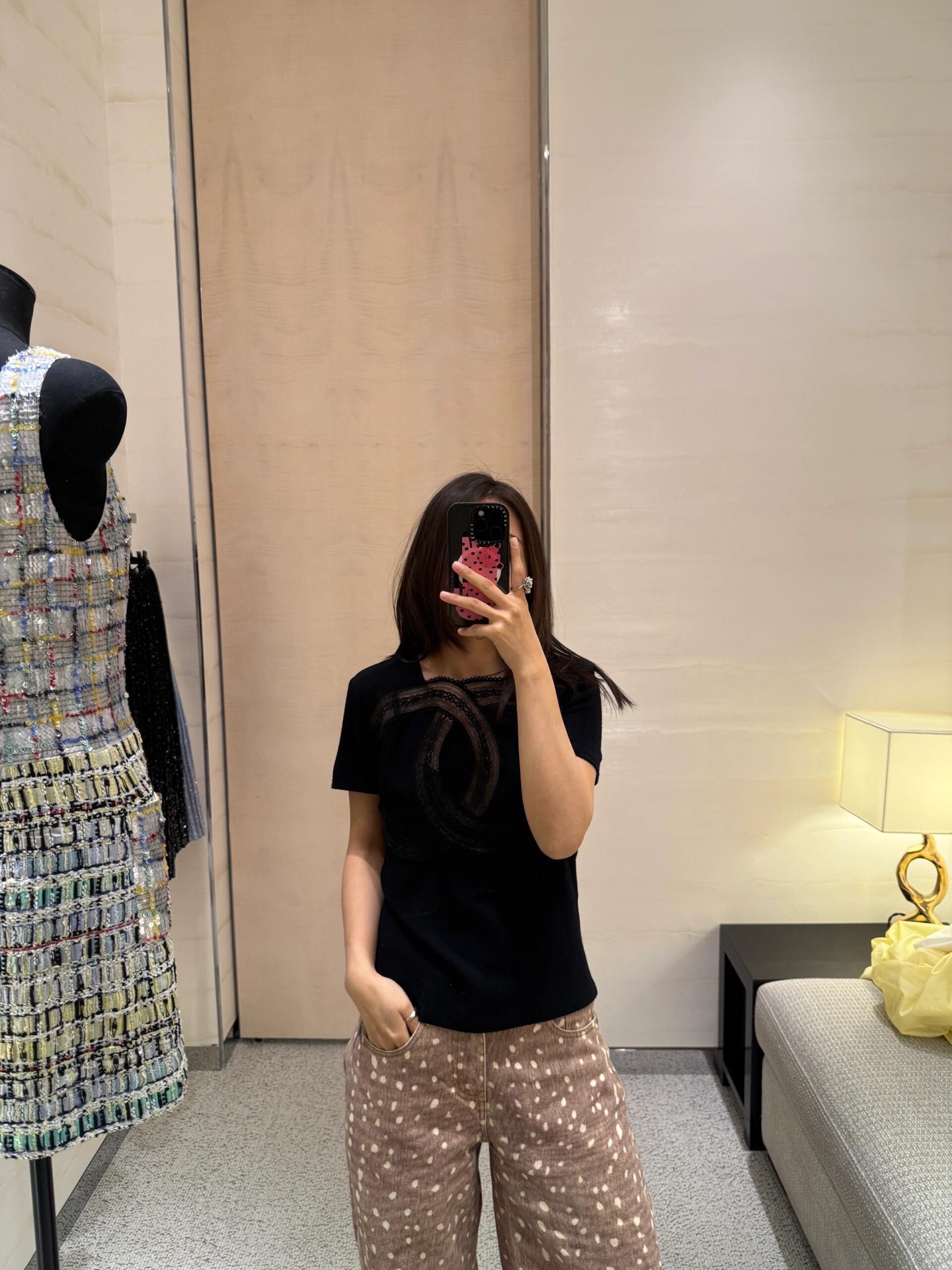 NO:335712,Chane* 25Ss Spring and Summer New Double C Hollow Logo Short-sleeved T-shirt丨Exclusive high-end production!  Custom imported fabric, comfortable upper body, the front of the body is outlined with lace pattern, high-profile and luxurious, highlighting the brand texture, making it more high-end, regular styles and versatile, not picky. S/M/L, chanel, T-shirt,tees, t-shirt,alexander wang19860909Chane* 25Ss春夏新款 双C镂空徽标短袖T恤丨独家高版出品！定制进口面料,上身舒适,大身正面以蕾丝花纹勾勒双字母徽标,高调奢华,凸显品牌质感更显高级常规版型百搭不挑人 现货发售S/M/L,,chanel,T-shirt,tees，t-shirt,alexander wang,Women's clothing