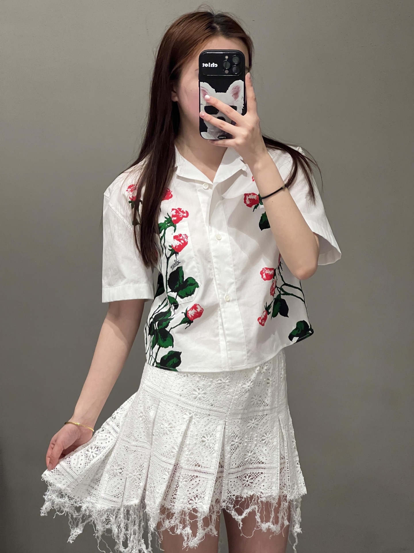 NO:335681,Loew* 25Ss spring and summer new style rose printed lapel short white shirt丨Exclusive yb development!  High-end production!  Light and breathable pure cotton custom fabric, refreshing and clean like a summer breeze. The red rose prints are romantic and uninhibited French style. Go to a summer appointment, retro and romantic, as if you wear Monet Spring Garden on your body, and you will be on sale in stock. S/M/L, loewe, shirts, alexander wang19860909Loew* 25Ss春夏新款 玫瑰印花翻领短款白衬衫丨独家yb开发！高版出品！轻薄透气纯棉定制面料,清爽干净得像夏日微风.满布的红色玫瑰印花,是浪漫也是不羁的法式情调,赴一场夏日之约吧复古又浪漫,仿佛把莫奈春日花园穿在身上,现货发售S/M/L,,loewe,shirts,alexander wang,Women's clothing