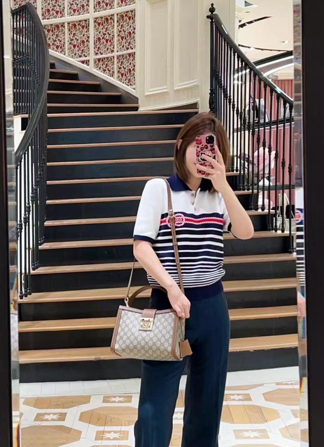 NO:411066,Gucc* 25Ss spring and summer new style striped control must-in-use age-reducing temperament polo knitted top | Exclusive yb development!  High-end production!  British College's style of the charming stripe design A-shaped upper body looks huge and slim!  The classic slim fit style is not picky, the original customized inlay letter logo embellishment, and the retro letter embroidery is low-key and fashionable!  Imported blended yarn has super comfortable texture!  Perfect workmanship quality depends on the details!  S/M/L, gucci, alexander wang19860909Gucc* 25Ss春夏新款 条纹控必入减龄气质polo针织小上衣丨独家yb开发！高版出品！英伦学院风间色条纹设计A字版型上身巨显瘦！经典修身版型不挑人,原版定制嵌花字母logo点缀,复古字母刺绣低调又时髦！进口混纺纱质感超舒适！完美做工品质看细节！现货发售S/M/L,,gucci,alexander wang,Women's clothing