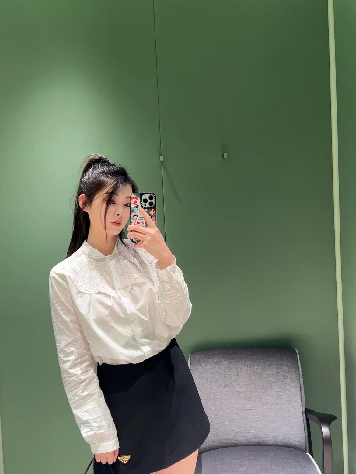 NO:412343,Prad* 25Ss Spring and Summer New Style Hollow Embroidered Lace Shirt丨Exclusive YB Development!  High-end production!  100% pure cotton material, soft and skin-friendly, exquisite lace hollow patterns on the neckline, outlining romantic outlines. The lantern sleeve design is retro and playful. It is fresh and eye-catching alone, and it can easily create a sense of layering with a jacket, unlocking you a variety of fashionable styles. S/M/L, prada, jackets & coats, alexander wang19860909Prad* 25Ss春夏新款 镂空刺绣花边衬衣丨独家yb开发！高版出品！采用百分百纯棉材质,柔软亲肤,领口精致蕾丝镂空花纹,勾勒出浪漫轮廓.灯笼袖设计,复古又俏皮 .单穿清新吸睛,搭配外套亦能轻松打造层次感,为你解锁多样时尚造型.现货发售 S/M/L,,prada,jackets & coats,alexander wang,Women's clothing