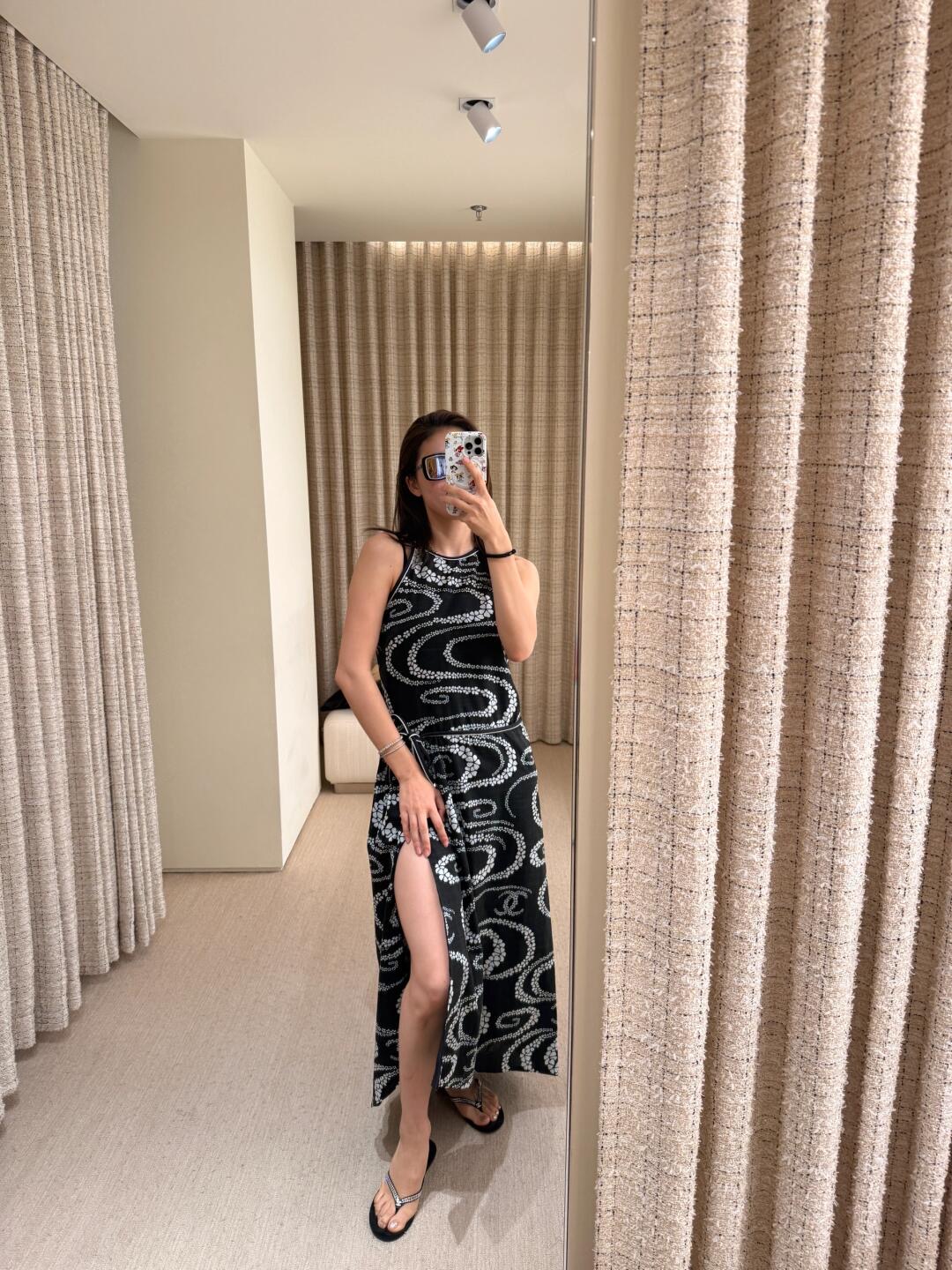 NO:412324,Chane* 25Ss Spring and Summer New Printed Neck Dress丨Exclusive High Edition Production!  Imported twill thick material, refreshing and breathable, soft and skin-friendly, presenting a thin and translucent texture, cut of halter neck dress, lace-up design around the neck neckline, irregular and staggered camellia pattern, interspersed with double C logo, highlighting the brand style, complex visual effects, creating a romantic and beautiful style, full of personality and creativity, proportional waistline, short and long at the upper and lower sides to modify the body shape and beautify the proportion, slit skirt improves skin exposure, and makes the vacation feel full. The first choice for refreshing summer is available in stock S/M/L,,chanel, skirts, alexander wang19860909Chane* 25Ss春夏新款 印花挂脖连衣裙丨独家高版出品！进口斜纹稠材质 清爽透气 柔软亲肤 呈现轻薄微透质感 挂脖连衣长裙裁剪 插肩环绕领口腰间系带设计 通体满印不规则错落山茶花图案 穿插双C徽标 凸显品牌格调 纷繁复杂的视觉效果 打造浪漫唯美风格 充满个性和创意 比例腰线上短下长修饰身型美化比例 开衩裙摆提升露肤度 让度假感拉满 夏季清爽首选现货发售 S/M/L,,chanel,skirts,alexander wang,Women's clothing