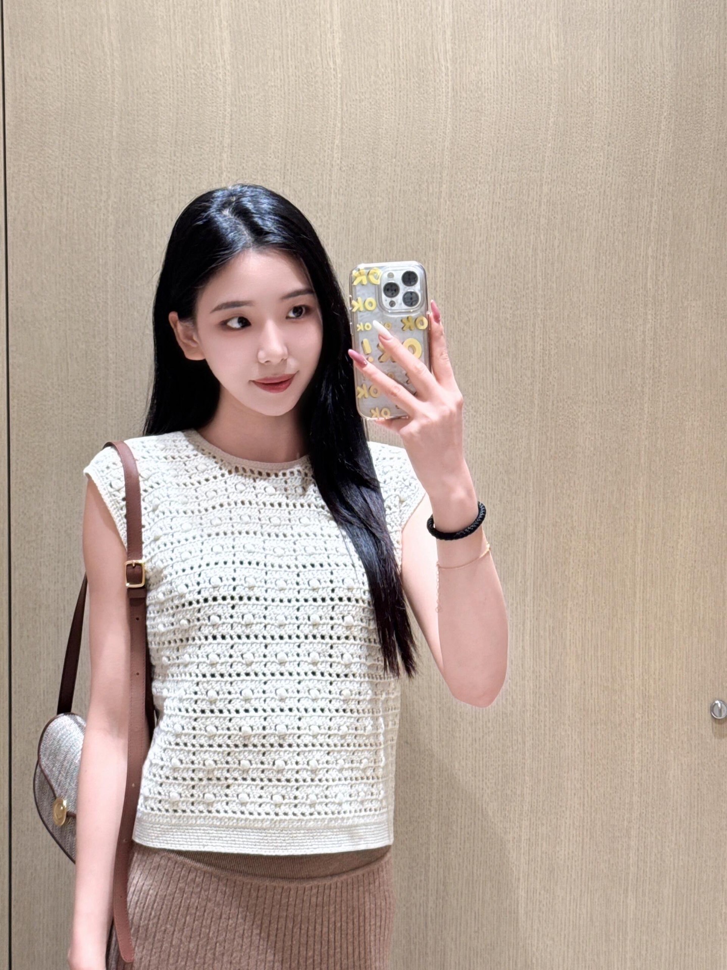 NO:413460,Loro Pian*25SS spring and summer new style, old-fashioned round neck and shoulder vest | Exclusive yb development!  High-end production!  A sexy, lazy and comfortable atmosphere in the sky!  Three-dimensional hook-up heavy industry is luxurious, mysterious and noble!  Imported yarn Swiss weaving craftsmanship creates a low-key and luxurious sense of high quality!  The style is casual and elegant. The classic style is not picky and the upper body looks slim. It is available in stock. S/M/L, loro piana, alexander wang19860909Loro Pian*25SS春夏新款 老钱风穿搭圆领崁肩小背心丨独家yb开发！高版出品！缕空小性感慵懒自在的氛氛围！立体勾织重工奢华神秘又高贵！进口纱线瑞士机织工艺打造低调奢华的高级感！版型气质随性优雅.经典不挑人上身超显瘦,现货发售S/M/L,,loro piana,alexander wang,Women's clothing