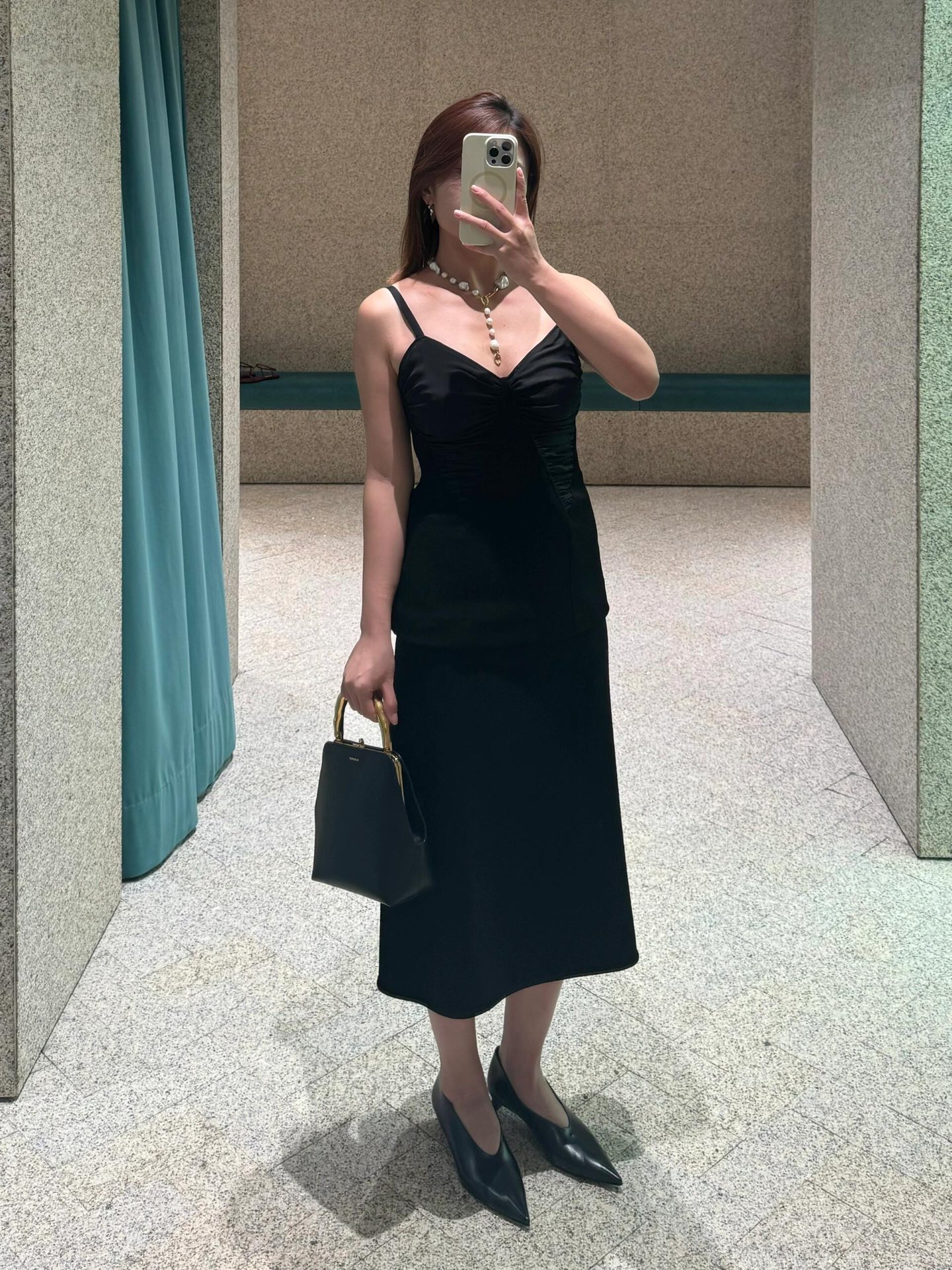 NO:413447,Jil Sand*r 25Ss Spring and Summer New Style Pleated Sling Vest Top | Exclusive YB Development!  High-end production!  Neat and slim tailoring, paired with three-dimensional pleats on the chest and hidden side zippers, allowing the basic suspender vest to look high-end and customized!  It not only embosses the breast shape and highlights the waistline!  One suspender, two sexy!  Paired with a suit or single wear from commuting to date, one piece can help you with multiple occasions!  Recommended ♀ S/M/L on spot, jil sander, business suit, alexander wang19860909Jil Sand*r 25Ss春夏新款 褶皱吊带背心上衣丨独家yb开发！高版出品！利落修身剪裁 搭配胸前立体褶皱与隐藏式侧边拉链 让基础款吊带背心也能穿出高级定制感！既修饰胸型 又凸显腰线！一件吊带 两种性感！搭配西装or单穿从通勤到约会 一件搞定多种场合！推荐♀ 现货发售S/M/L,,jil sander,business suit,alexander wang,Women's clothing