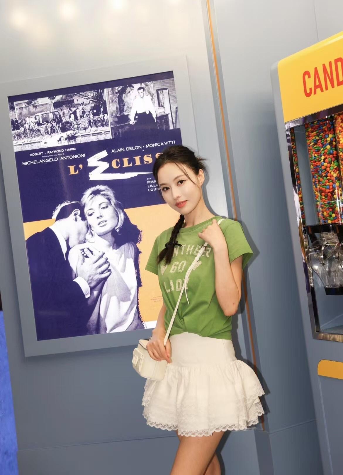 NO:413496,Valentin* 25Ss spring and summer new style contrasting letter printing embroidered round neck short-sleeved T-shirt丨Exclusive yb development!  High-end production!  Imported native cotton material, front shoulder H-shaped upper body is invincible and slim~ Contrasting letter logo design on the front and back of the chest, highlighting the brand's high-end temperament, the vitality color of the upper body is not abrupt and super white~ S/M/L, valentino, T-shirt,tees, t-shirt,alexander wang19860909Valentin* 25Ss春夏新款 撞色字母印花刺绣圆领短袖T恤丨独家yb开发！高版出品！进口原生全棉材质,正肩H版型上身无敌显瘦～胸前后背做撞色字母徽标设计,彰显品牌高级气质,活力满满的颜色上身不突兀超显白～现货发售S/M/L,,valentino,T-shirt,tees，t-shirt,alexander wang,Women's clothing