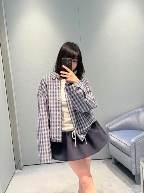 Miu Miu 25SS Plaid Jacket With Logo Patch, Unisex Design 1 Miu Miu 25SS Plaid Jacket With Logo Patch, Unisex Design