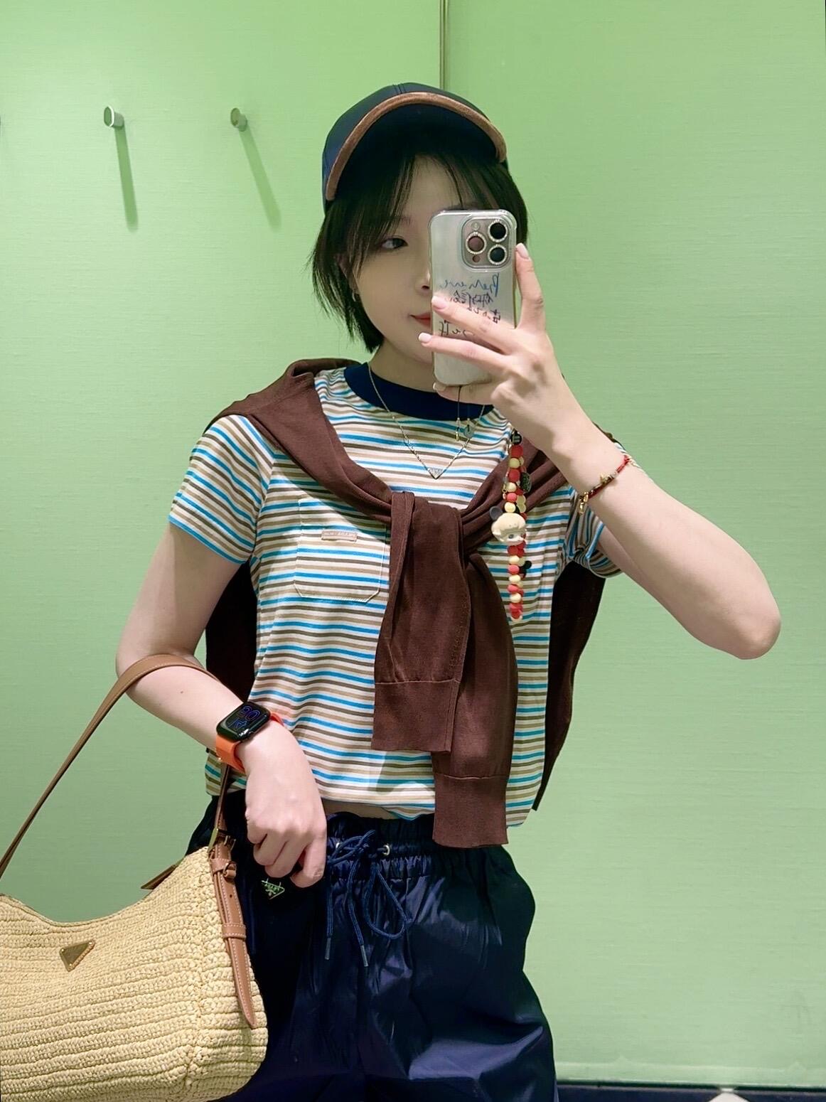 NO:415628,Prad* 25Ss spring and summer new style, nautical style, fresh striped slim short-sleeved T-shirt | Exclusive yb development!  High-end production!  Thread color-blocking round neck contrast color casual handsome and fashionable!  The letter label logo is low-key and luxurious, and the classic slim fit style is versatile and not picky about the beauty of others!  The double strands have been mercerized!  Workmanship quality depends on the details, S/M/L is available in stock, prada, T-shirt,tees, t-shirt,alexander wang19860909Prad* 25Ss春夏新款 航海风情清新条纹修身短袖T恤丨独家yb开发！高版出品！螺纹拼色圆领撞色休闲帅气又时髦！字母标签logo低调奢华,经典修身版型百搭不挑人上身美的不要不要的！双股做了丝光工艺哦！做工品质看细节,现货发售S/M/L,,prada,T-shirt,tees，t-shirt,alexander wang,Women's clothing