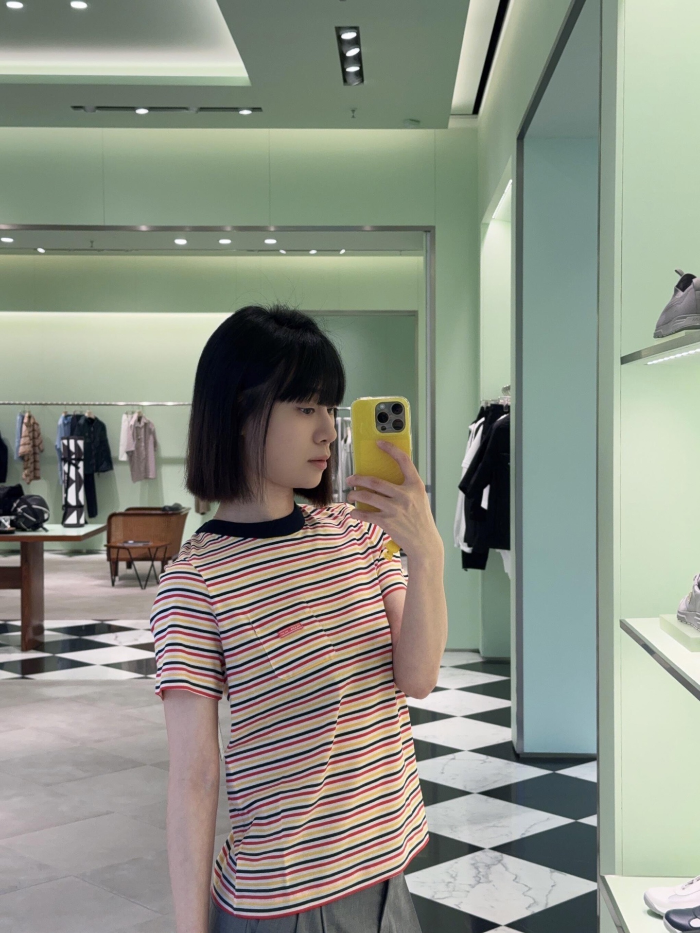 NO:415573,Prad* 25Ss spring and summer new style, nautical style, fresh striped slim short-sleeved T-shirt | Exclusive yb development!  High-end production!  Thread color-blocking round neck contrast color casual handsome and fashionable!  The letter label logo is low-key and luxurious, and the classic slim fit style is versatile and not picky about the beauty of others!  The double strands have been mercerized!  Workmanship quality depends on the details, S/M/L is available in stock, prada, T-shirt,tees, t-shirt,alexander wang19860909Prad* 25Ss春夏新款 航海风情清新条纹修身短袖T恤丨独家yb开发！高版出品！螺纹拼色圆领撞色休闲帅气又时髦！字母标签logo低调奢华,经典修身版型百搭不挑人上身美的不要不要的！双股做了丝光工艺哦！做工品质看细节,现货发售S/M/L,,prada,T-shirt,tees，t-shirt,alexander wang,Women's clothing