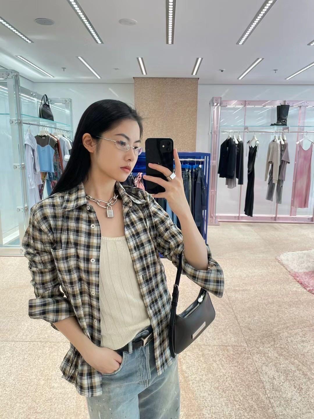 NO:415588,Acne Studio*s 25Ss Spring and Summer New Style, Plaid Wrinkle Design Paper Man Long Sleeve Shirt丨Exclusive yb development!  High-end production!  Classic plaid pattern, simple and yet stylish, slim and short style, clever outlines the body shape, breaking the stereotype of traditional shirts, adding a bit of casualness and unruly. The fabric is delicate and skin-friendly and comfortable. Whether it is a single outfit with jeans to show a casual street style, or a knitted cardigan to create a sense of layering, it can be easily controlled, injecting Scandinavian style fashion genes into daily outfits, allowing you to stand out from the crowd. S/M/L is available in stock, acne studios, jeans, shirts, alexander wang19860909Acne Studi*s 25Ss春夏新款 格纹褶皱设计纸片人长袖衬衫丨独家yb开发！高版出品！经典格纹图案,简约又不失格调,修身短款版型,巧妙勾勒身形,打破传统衬衫的刻板印象,增添几分随性与不羁.面料质感细腻,亲肤舒适.无论是单穿搭配牛仔裤展现休闲街头风,还是外搭针织开衫营造层次感,都能轻松驾驭,为日常穿搭注入斯堪的纳维亚风格的时尚基因,让你在人群中脱颖而出.现货发售S/M/L,,acne studios,jeans,shirts,alexander wang,Women's clothing