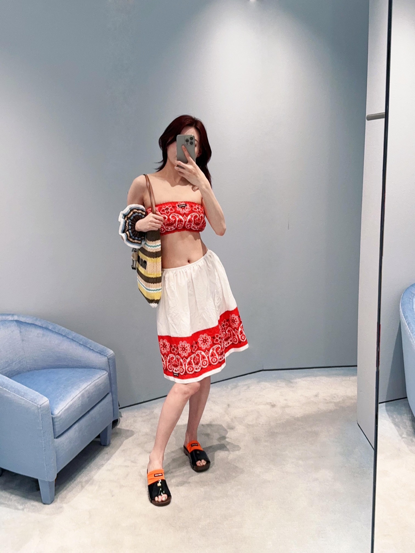 NO:417355,Straptop Miumi* 25Ss Spring and Summer New Style Logo Cashew Floral Stretch Straptop + Skirt | Exclusive yb development!  High-end production!  The energetic girl's big red upper body is super high-end!  Poplin fabric made with brand logo, elastic and elastic trim, single wear to highlight your figure, can be matched with a skirt in a set!  The details are perfect!  It's really beautiful~ Jimei, rush to the duck!  S/M/L, miumiu, skirts, alexander wang19860909抹胸 Miumi* 25Ss春夏新款 徽标腰果花色弹力抹胸+半身裙丨独家yb开发！高版出品！元气少女的大红色上身超级高级！府绸面料制作 饰有品牌标识 弹力松紧饰边 单穿凸显身材可搭配半裙成套搭配！细节也做到完美！真的非常好看～集美们 冲鸭！现货发售S/M/Ｌ,,miumiu,skirts,alexander wang,Women's clothing