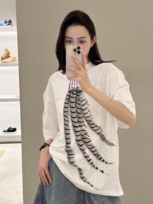 Loewe Feather Print Crewneck Short Sleeve T-Shirt | Exclusive Design 1 Loewe Feather Print Crewneck Short Sleeve T-Shirt | Exclusive Design