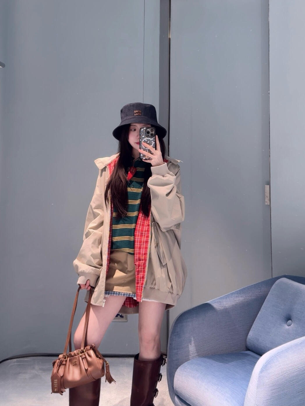 NO:420411,Miu Mi* 25Ss spring and summer new style, micro-label red plaid lining lapel long sleeve loose casual jacket丨Exclusive yb development!  High-end production!  Customized woven inner lining fabrics, pay attention to the difference between the lower versions on the market!  Loose style for men and women, decorated with brand logo embroidery, retro style elements, custom fabric texture is excellent. Perfect workmanship quality depends on details. S/M/L, miumiu, jackets & coats, alexander wang19860909Miu Mi* 25Ss春夏新款 微标红格内衬翻领长袖宽松休闲外套丨独家yb开发！高版出品！定制色织内衬面料 注意区别市面低版本！男女同款宽松版型 饰有品牌标识刺绣 复古风格元素 定制面料质感超赞.完美做工品质看细节.现货发售S/M/L,,miumiu,jackets & coats,alexander wang,Women's clothing