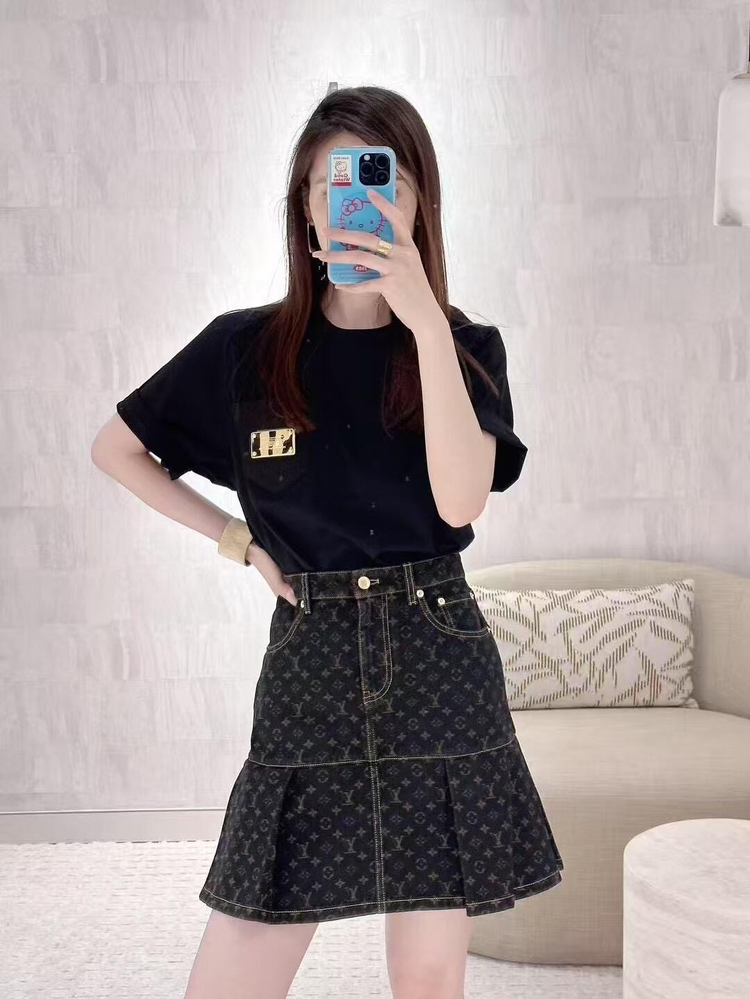 NO:420391,Louis Vuitt*n 25Ss Spring and Summer New MONOGRAM Denim Jacquard Appliance Iron Plate Pocket Round Neck Short Sleeve T-shirt | Exclusive yb development!  High-end production!  The soft and comfortable cotton knitted material is classic, fashionable and high-end!  The style is not picky about others and looks slim!  Highly recommended casual temperament items. S/M/L, louis vuitton, T-shirt,tees, t-shirt,alexander wang19860909Louis Vuitt*n 25Ss春夏新款 MONOGRAM牛仔提花贴布铁片口袋圆领短袖T恤丨独家yb开发！高版出品！取材柔软舒适的棉质针织,经典时髦又高级！版型不挑人上身巨显瘦！强烈推荐休闲气质单品.现货发售S/M/L,,louis vuitton,T-shirt,tees，t-shirt,alexander wang,Women's clothing