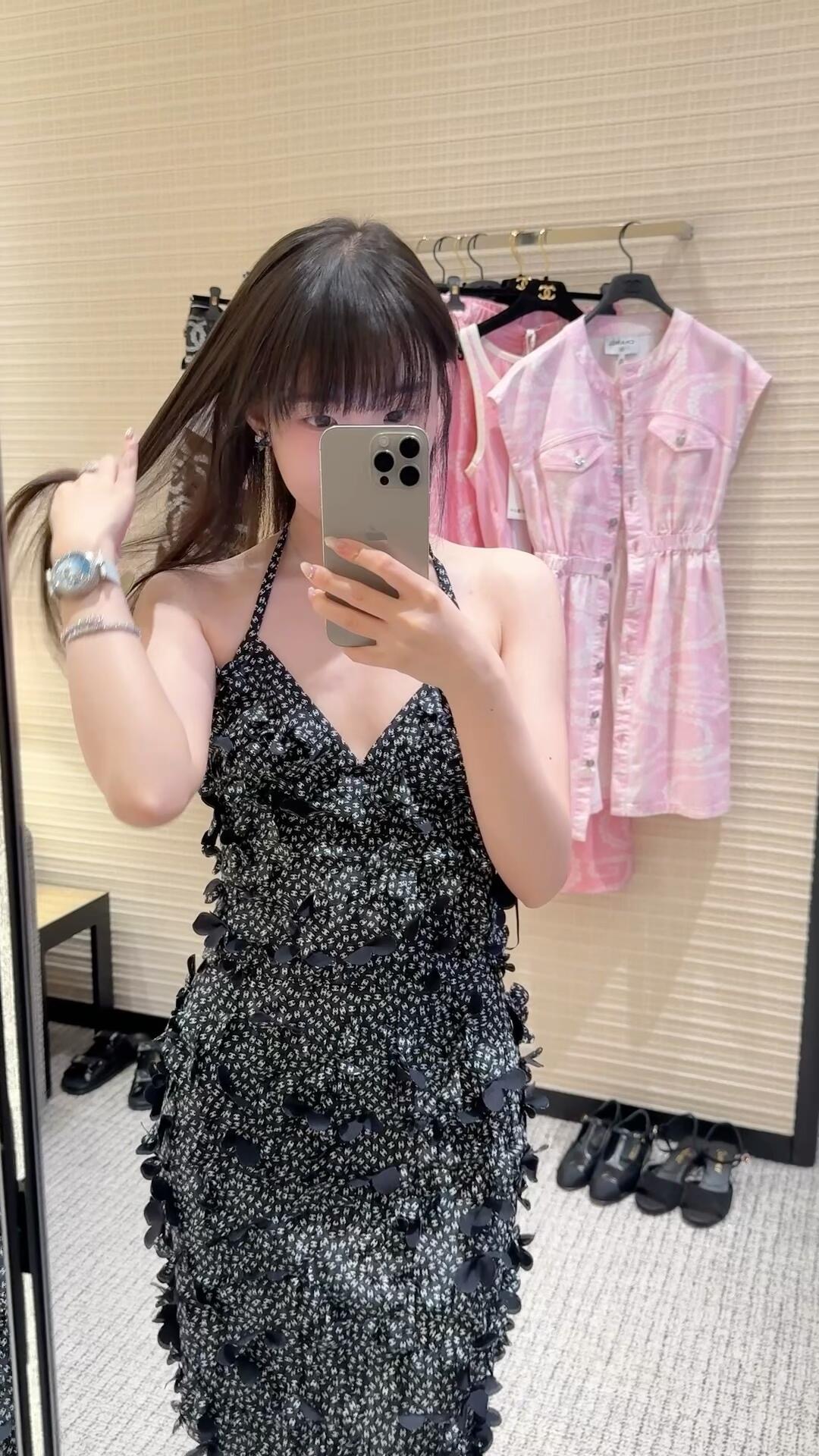 NO:420355,Skirt Chane* 25Ss early spring new style Heavy Industry Flower Hanging Neck Sling Vest + Short Skirt Set | Exclusive high-end production!  Handmade flower vest, black and white colors available, full of double C letter logos, combined with three-dimensional petal shape, full of fragrance, noble and gorgeous style, chest clavicle, moderate skin exposure, shoulder and neck lines, cute reveal sexy, high-quality, full texture, easy to become the visual focus, loose and elegant outfit, first choice for vacation, S/M/L,,chanel,chanel, skirts, alexander wang19860909半裙 Chane* 25Ss早春新款 重工花朵挂脖吊带背心+短裙套装丨独家高版出品！手工花朵背心 通体黑白两色可选 满铺点缀双C字母徽标 配合立体花瓣状造型 满满香家贵气华丽风格 胸口锁骨适度露肤 修饰肩颈线条 可爱中透露性感 品相高级 质感十足 轻松成为视觉焦点 穿搭松弛气质 度假首选 现货发售S/M/L,,chanel,chanel,skirts,alexander wang,Women's clothing