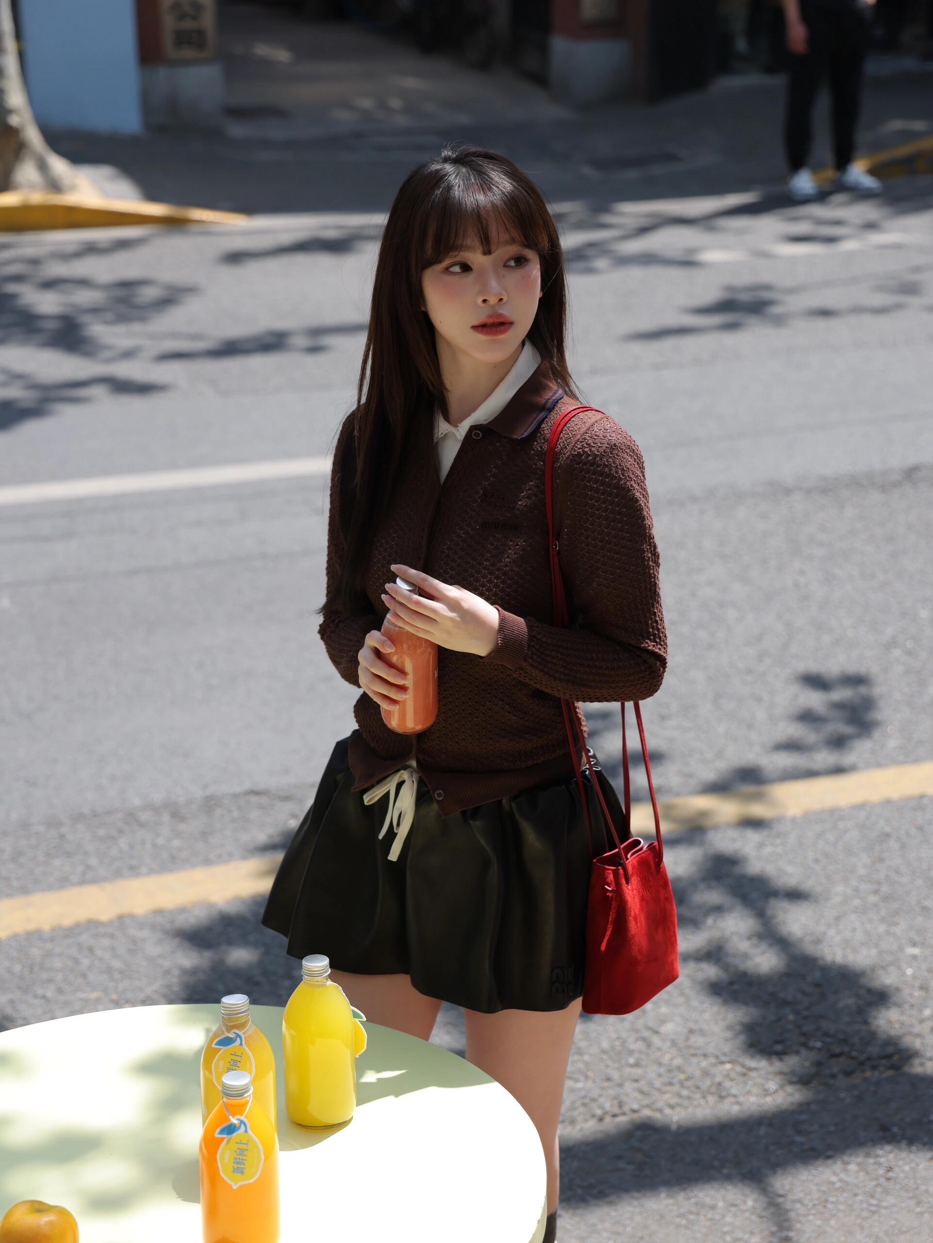 NO:422522,Miumi* 25Ss spring and summer new style diamond hollow polo collar knitted cardigan丨Exclusive yb development!  High-end production!  Custom imported 100% pure cotton material, hollow crochet texture interwoven with chest contrasting logo embroidery to highlight the brand atmosphere. One of the best hits this season, with a stunning texture, 1:1 super style, the latest summer item. S/M/L, miumiu, alexander wang19860909Miumi* 25Ss春夏新款 菱格镂空polo领针织开衫丨独家yb开发！高版出品！采用定制进口百分百纯棉材质,镂空钩针肌理交织搭配胸前撞色徽标刺绣彰显品牌气息,本季最佳爆款之一,质感绝绝子,1:1超赞版型,夏季最新单品.现货发售S/M/L,,miumiu,alexander wang,Women's clothing