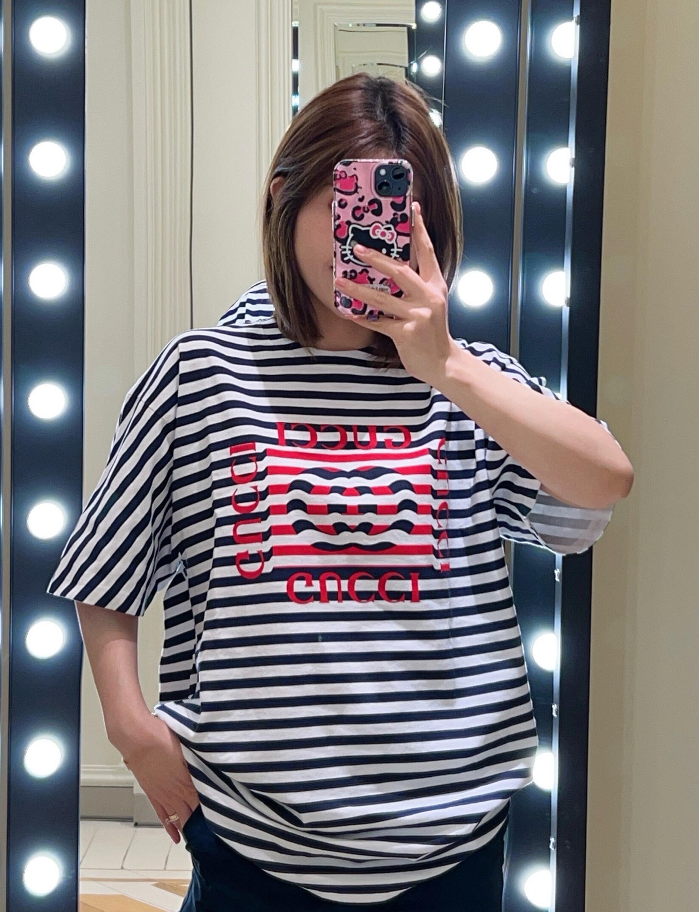 NO:422484,Gucc* 25Ss Spring and Summer New Style Striped Letter Print Round Neck Short Sleeve T-shirt | Exclusive yb development!  High-end production!  Customized native cotton material, breathable and comfortable, full texture, Oversized loose T-shirt cut, highlights the brand style, made of gram-weight pure cotton, slightly elastic, presents a slim visual effect, the stripes on the chest are interspersed with lifebuoy patterns, collide with the black letter logo, depicted in artistic style, playful and fashionable, jumping stripes color matching creates a personal style, the outfit is playful and age-reducing, and the inner wear is brilliant and fashionable, and the S/M/L, gucci, versace, T-shirt, tees, t-shirt, alexander wang19860909Gucc* 25Ss春夏新款 条纹字母印花圆领短袖T恤丨独家yb开发！高版出品！定制原生全棉材质 透气舒适 质感十足 Oversized宽松T恤裁剪 凸显品牌格调 采用克重纯棉制成 略带有弹力 呈现显瘦视觉效果 胸前条纹穿插救生圈图案 与黑色字母徽标碰撞 以艺术风格描绘 俏皮时尚感立现 跳跃条纹配色打造个性风格 穿搭俏皮减龄 单穿内搭都出彩时髦 现货发售S/M/L,,gucci,versace,T-shirt,tees，t-shirt,alexander wang,Women's clothing