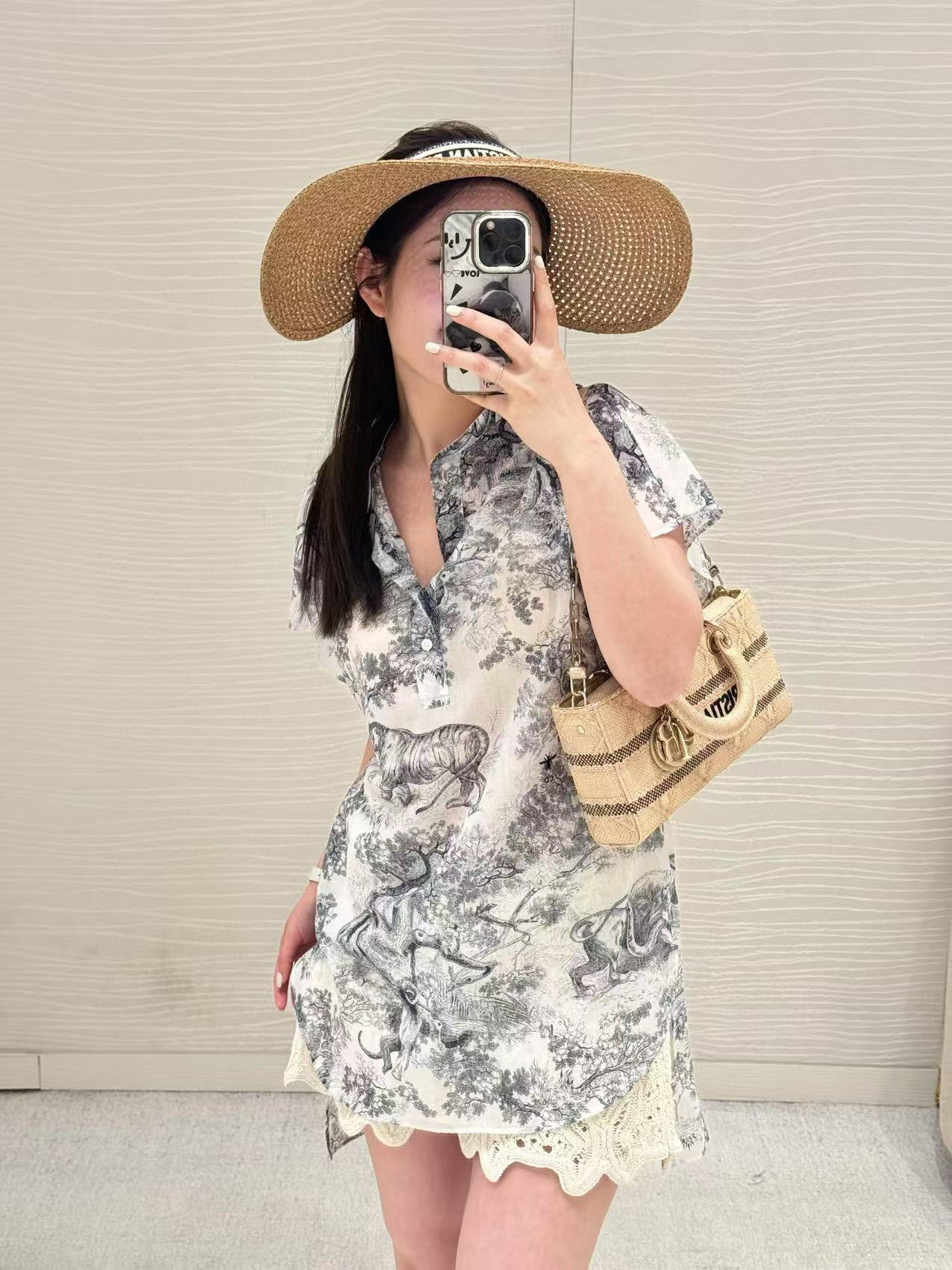 NO:422385,Dio* 25Ss spring and summer new style Ruyi animal print shirt丨Exclusive yb development!  High-end production!  Classic cover sleeve design, with the iconic shirt silhouette, decorated with classic Juyi forest print, reinterpreting animal patterns, highlighting the reverse color effect, carefully crafted from cotton tulle fabric, short front and extended rear side, paired with a stand collar and front button closure. Lightweight cotton, comfortable and gentle, gentle skin-friendly experience, freeing the body's breathing more free. S/M/L, dior, shirts, alexander wang19860909Dio* 25Ss春夏新款 茹伊动物印花衬衫丨独家yb开发！高版出品！经典盖袖设计,采用标志性的衬衫廓形,饰以经典茹伊森林印花,重新诠释动物图案,突显反色效果,采用棉质薄纱面料精心制作,前短、后侧加长版型,搭配立领和正面纽扣开合.轻薄棉质 舒适又轻柔,温柔的亲肤体验,解放身体更自在的呼吸.现货发售S/M/L,,dior,shirts,alexander wang,Women's clothing