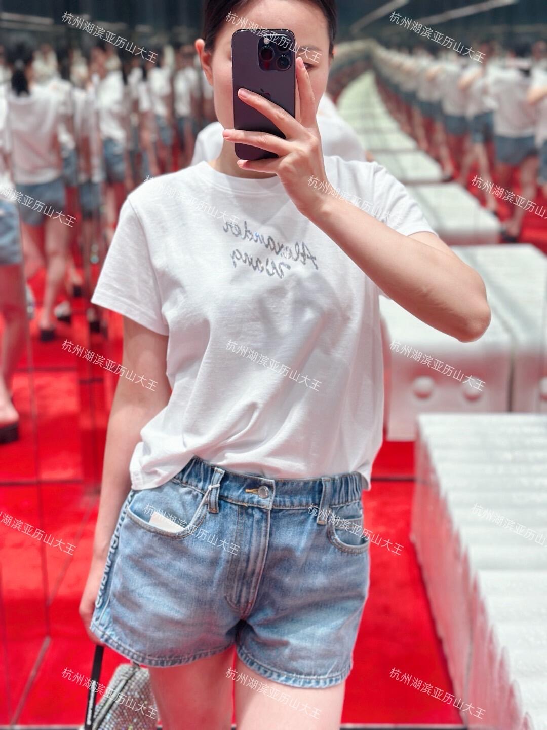 NO:424076,Alex*nder wang 25Ss spring and summer new style, fashionable girls side relief letter design denim shorts丨Exclusive high-end production!  Retro street aesthetic styling artifact!  Original custom embossed letters, retro washing cowboy craftsmanship is handsome and fashionable. The imported fabric has a great texture!  Three-dimensional tailoring hot pants style, huge slim upper body, perfect workmanship quality, details. S/M/L, shorts, alexander wang19860909Alex*nder wang 25Ss春夏新款 时髦女孩侧边浮雕字母设计牛仔短裤丨独家高版出品！复古街头美感造型神器！原版定制浮雕字母,复古洗水牛仔工艺帅气又时髦.进口面料质感超赞！立体剪裁小热裤版型上身巨显瘦完美做工品质看细节.现货发售S/M/L,,shorts,alexander wang,Women's clothing