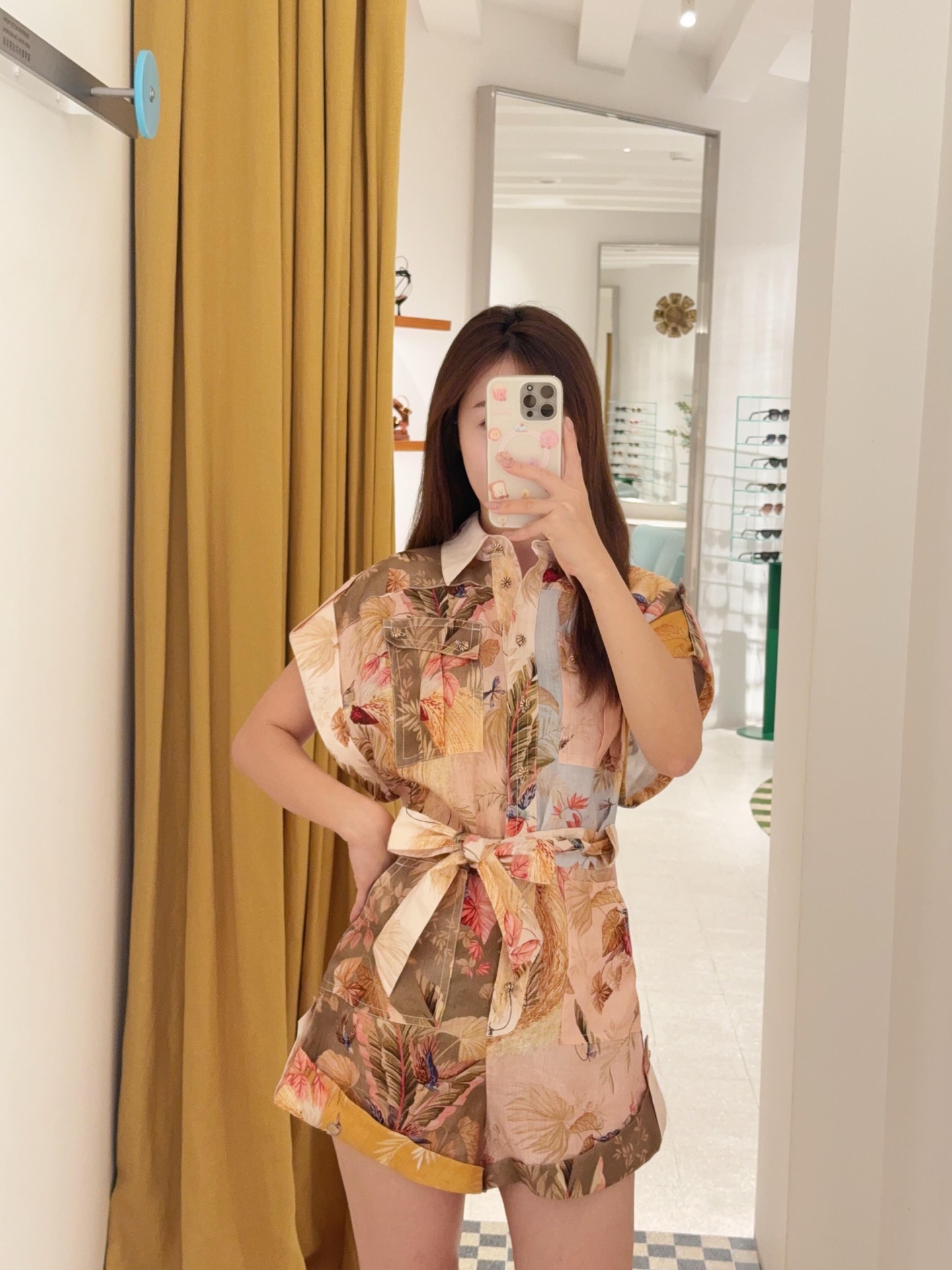 NO:424064,Zimm*rmann 25Ss spring and summer new style, holiday style beach cool summer lace hollow spliced ​​short-sleeved jumpsuits | Exclusive high-end production!  Imported pure cotton jacquard fabric is delicate and comfortable, and it is lively and elegant when walking, and the details show the texture of high-quality craftsmanship!  The pleated splicing Arc de Triomphe logo is fashionable and high-end!  The essential items of white and rich beauty, with a high-end white temperament, versatile and not picky about people's workmanship quality and details. It is highly recommended. S/M/L on sale in stock, T-shirt, alexander wang19860909Zimm*rmann 25Ss春夏新款 度假风沙滩清凉夏日蕾丝镂空拼接短袖连体裤丨独家高版出品！进口纯棉提花面料细腻舒适,行走间灵动飘逸,细节出彰显高定工艺质感！压褶拼接凯旋门logo时髦又高级！白富美必备单品,洁白气质高级的调调,百搭不挑人做工品质看细节.强烈推荐.现货发售S/M/L,,T-shirt,alexander wang,Women's clothing