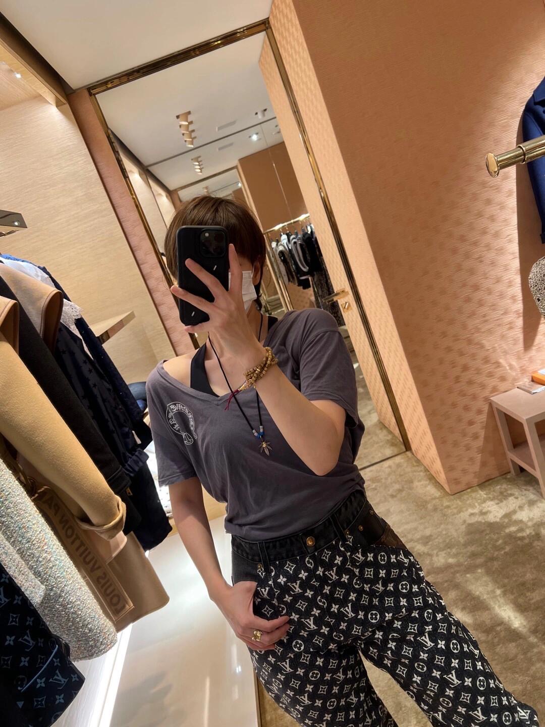 NO:422369,Chorme heart* 25ss Spring and Summer New Horseshoe Print Gray V-neck Hot Girl Short Slim T-shirt丨Exclusive High-end Production!  Inadvertently revealing casualness and sexyness, modifying the neck lines, adding a bit of neatness and atmosphere to the overall shape. The iconic Croheart pattern on the chest is like a mysterious symbol. It is not only a decoration, but also a manifestation of personality. S/M/L is available in stock, chrome hearts, tees, t-shirt, alexander wang19860909Chorme heart* 25ss春夏新款 马蹄印花灰色V领辣妹短款显瘦T恤丨独家高版出品！不经意间流露随性与性感,修饰颈部线条 为整体造型增添几分利落与大气.胸前标志性的克罗心图案,如同神秘的符号 它不仅是装饰,更是个性的彰显.现货发售S/M/L,,chrome hearts,tees，t-shirt,alexander wang,Women's clothing