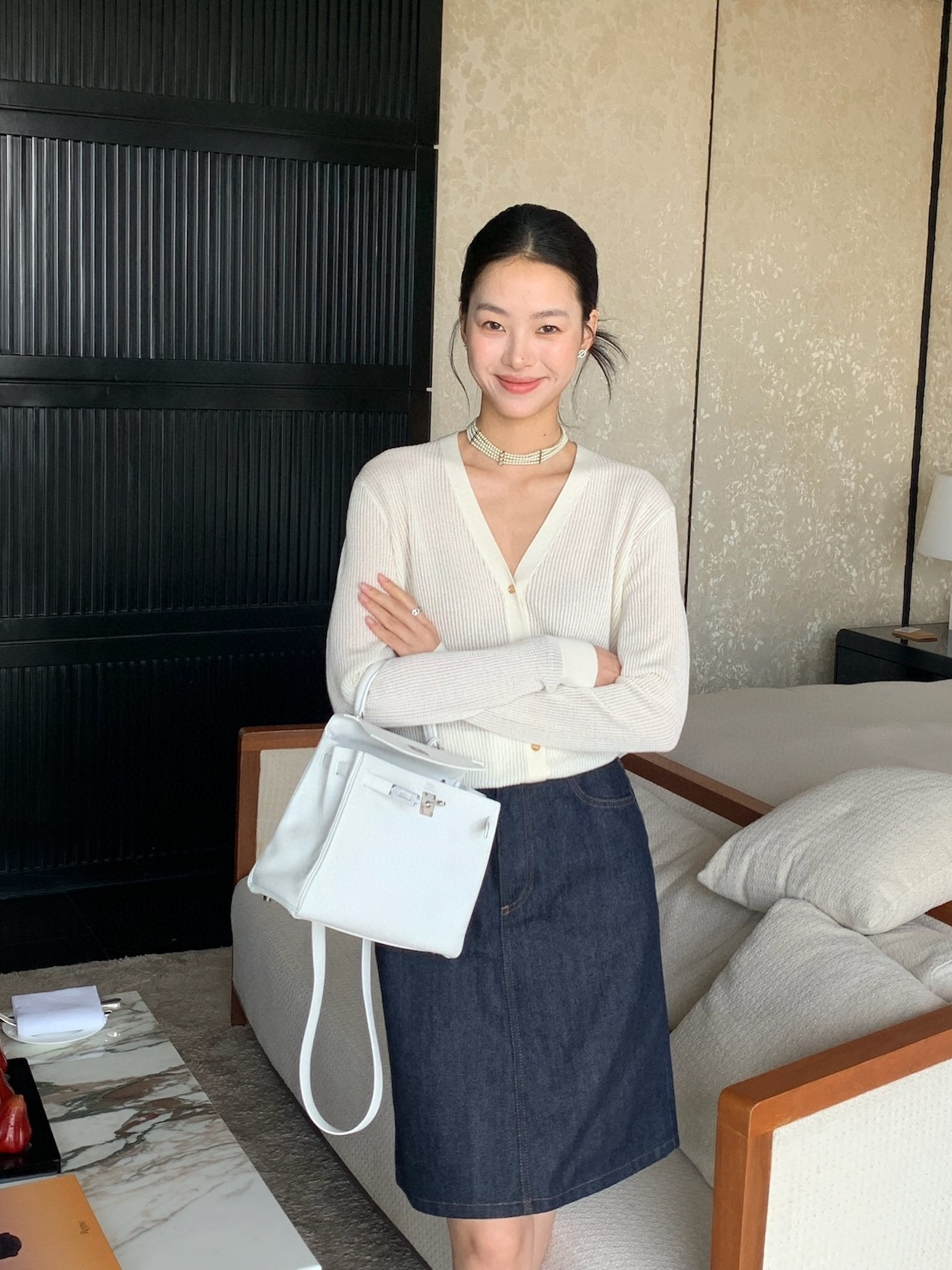 NO:422387,Loro Pian*25SS spring and summer new style mulberry silk v-neck gold buckle knitted cardigan丨Exclusive yb development!  High-end production!  The hollow upper body feels as light as nothing. It is comfortable and hot in summer. It is fixedly dyed deep, dark blue/cream double-strand mulberry silk + ultra-fine wool. 16-pin German Stoll imported machine to pick holes. Perfect workmanship quality depends on details. S/M/L, loro piano, alexander wang19860909Loro Pian*25SS春夏新款 桑蚕丝v领金扣针织开衫丨独家yb开发！高版出品！镂空上身裸感轻若无物 夏日防晒又舒服完全不会热 定染深藏青/奶油双股桑蚕丝+超细羊毛 16针德国Stoll进口机挑孔 完美做工品质看细节.现货发售S/M/L,,loro piana,alexander wang,Women's clothing