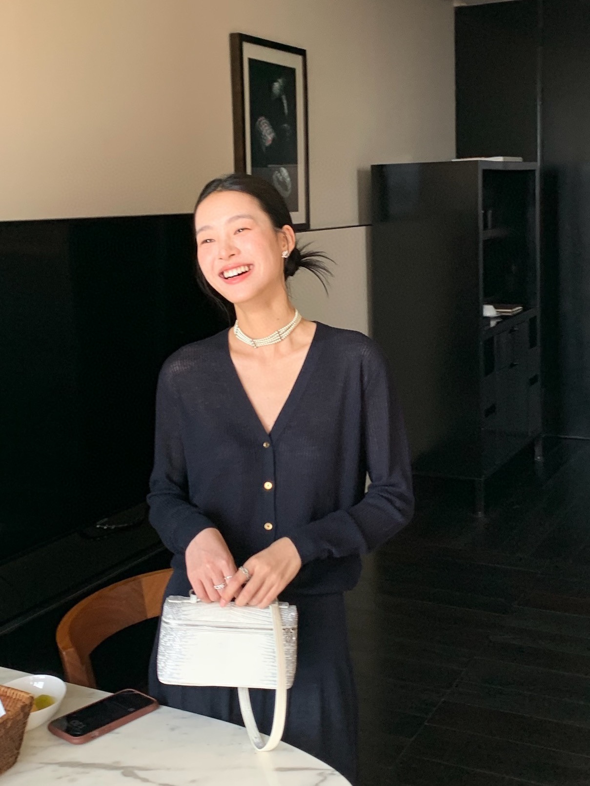 NO:422407,Loro Pian*25SS spring and summer new style mulberry silk v-neck gold buckle knitted cardigan丨Exclusive yb development!  High-end production!  The hollow upper body feels as light as nothing. It is comfortable and hot in summer. It is fixedly dyed deep, dark blue/cream double-strand mulberry silk + ultra-fine wool. 16-pin German Stoll imported machine to pick holes. Perfect workmanship quality depends on details. S/M/L, loro piano, alexander wang19860909Loro Pian*25SS春夏新款 桑蚕丝v领金扣针织开衫丨独家yb开发！高版出品！镂空上身裸感轻若无物 夏日防晒又舒服完全不会热 定染深藏青/奶油双股桑蚕丝+超细羊毛 16针德国Stoll进口机挑孔 完美做工品质看细节.现货发售S/M/L,,loro piana,alexander wang,Women's clothing