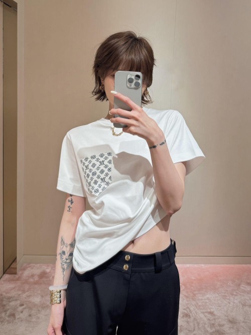 Louis Vuitton Printed Pocket Chain Crew Neck Short Sleeve T-Shirt 1 Louis Vuitton Printed Pocket Chain Crew Neck Short Sleeve T-Shirt
